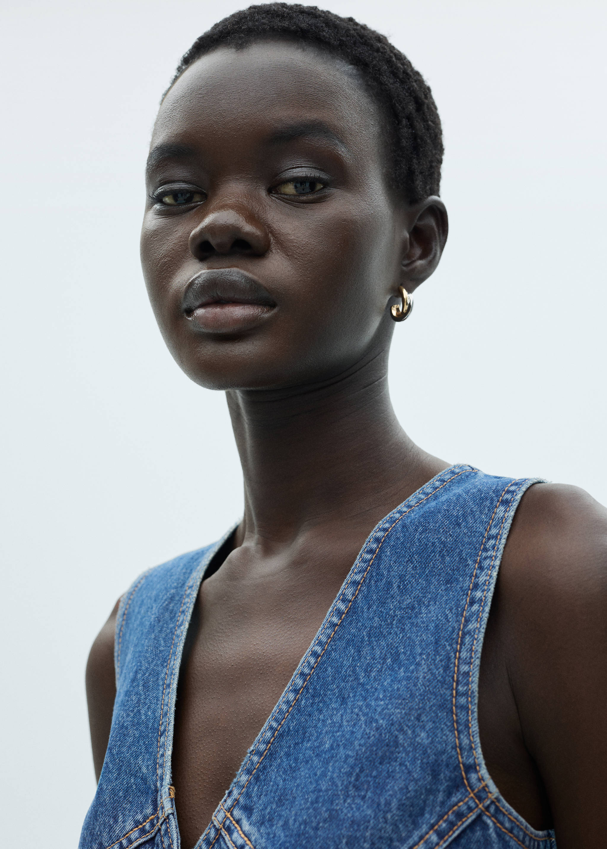 Denim vest with contrast details - Details of the article 1