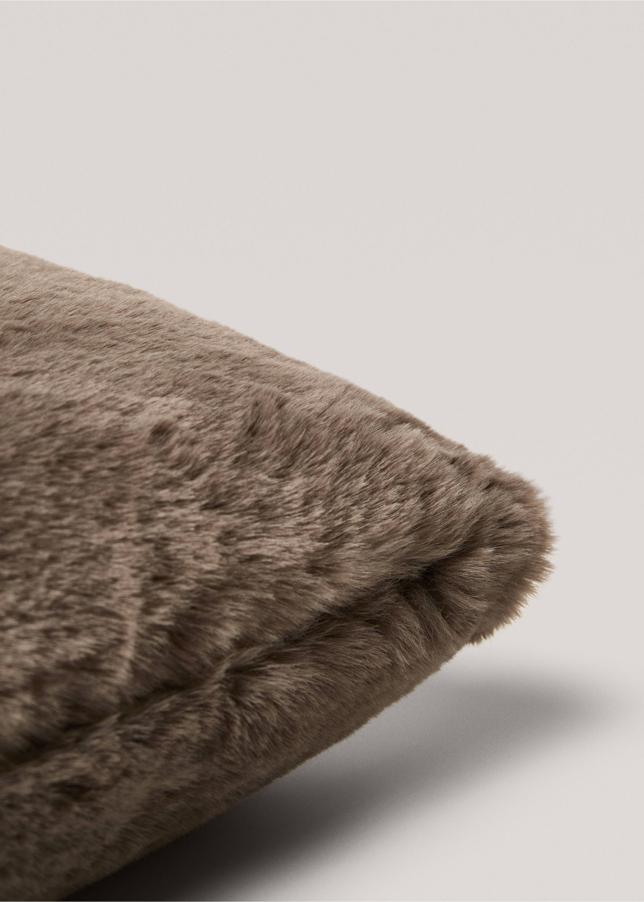 Faux-fur cushion cover 45x45cm - Details of the article 1, Brown. Ref: 77087641-00.