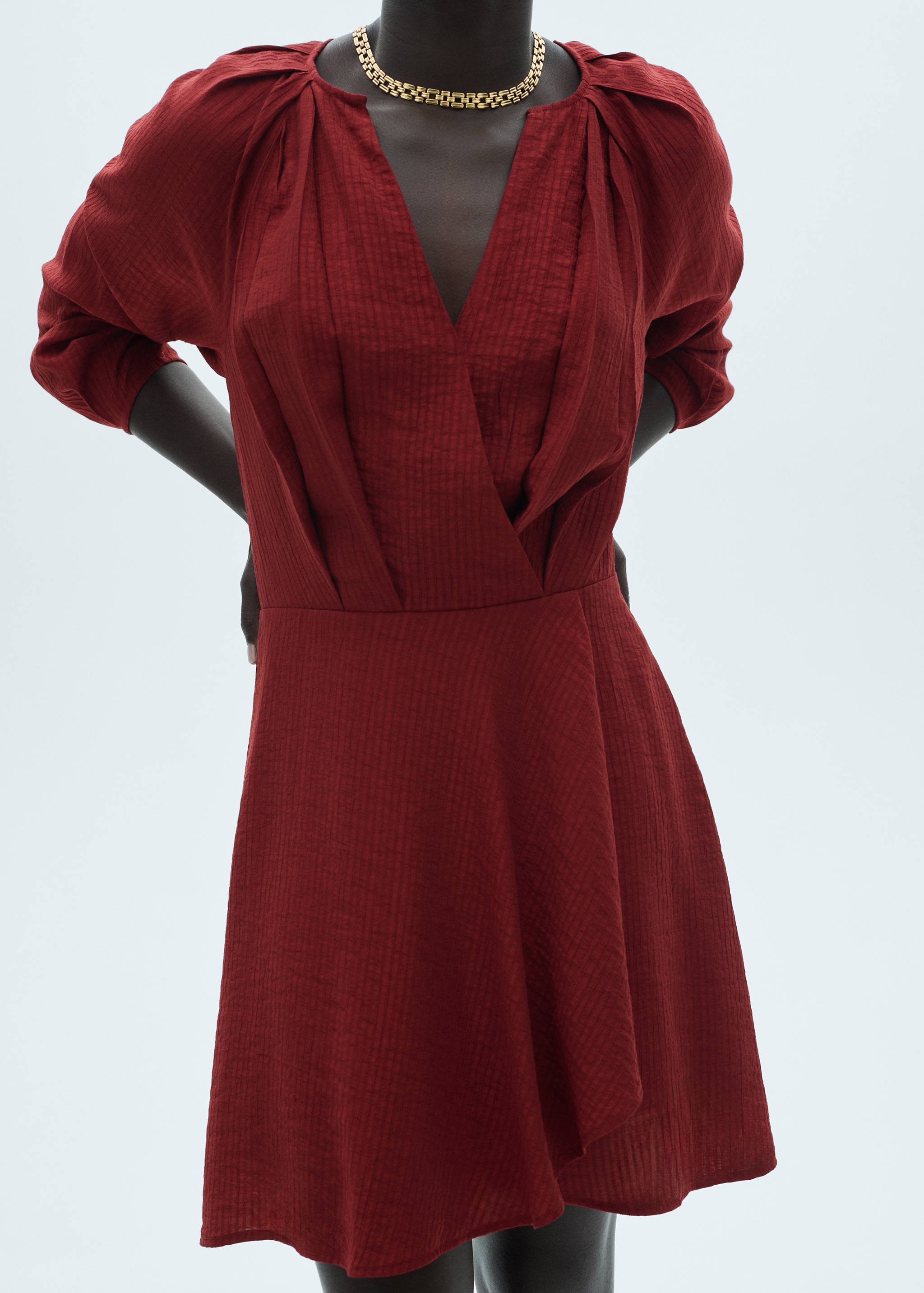 Vestido corto textura - Plano medio