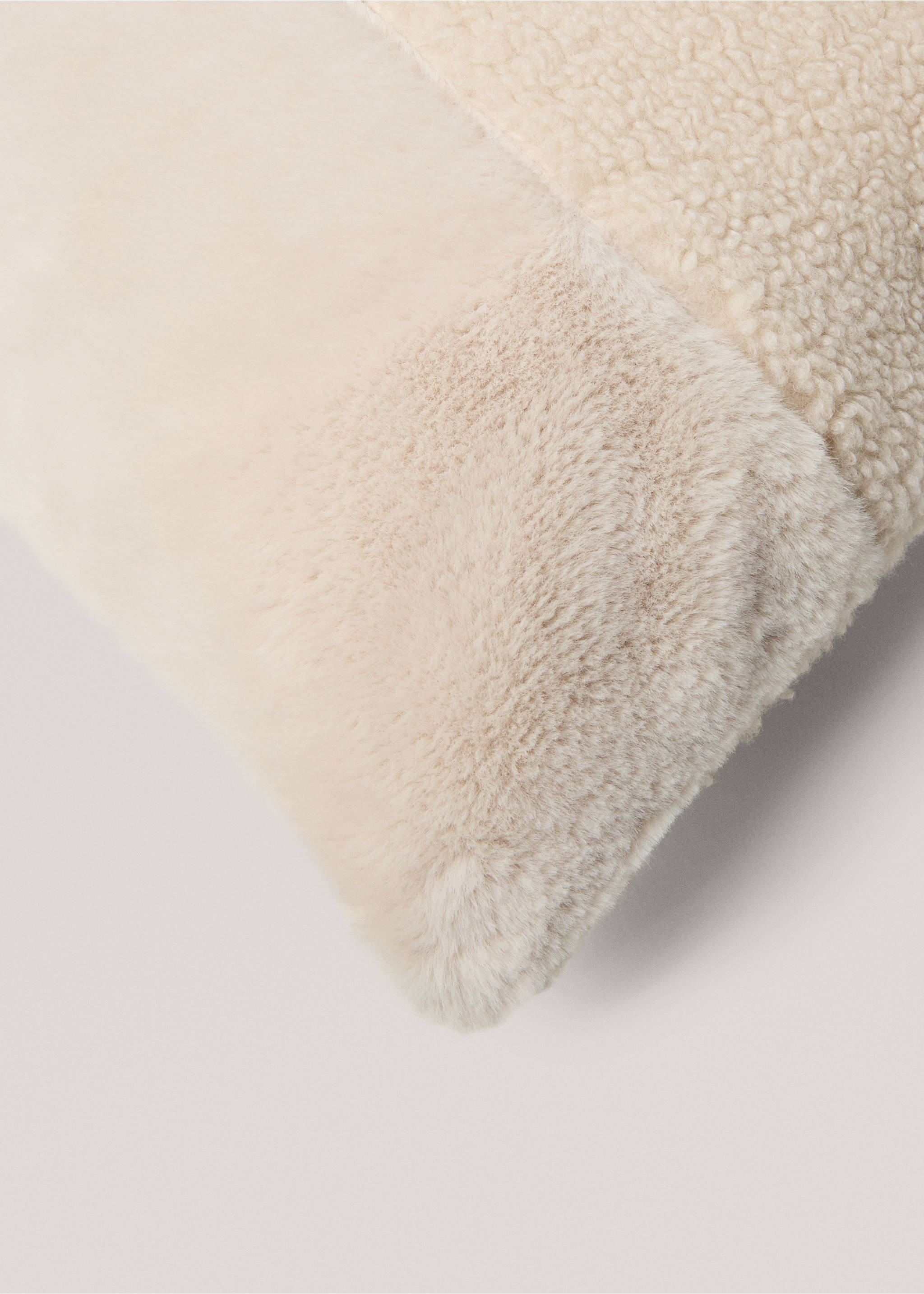 Housse de coussin texture géométrique - Détail de l'article 2, Sable. Ref: 77087649-00.