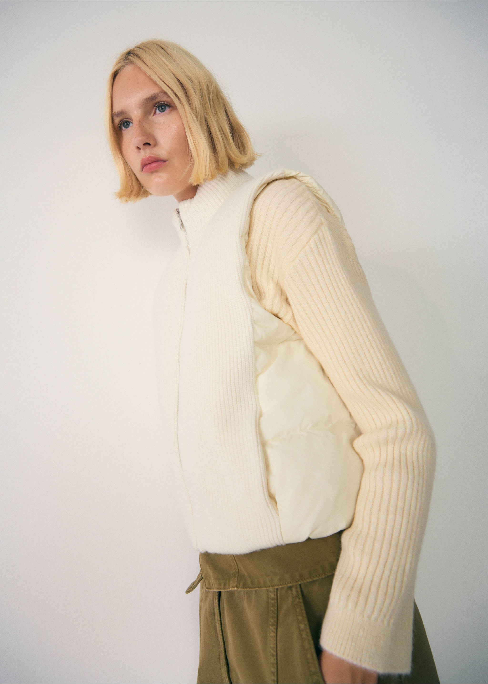 Gilet maille combiné - Plan moyen, Écru. Ref: 77087662-00.