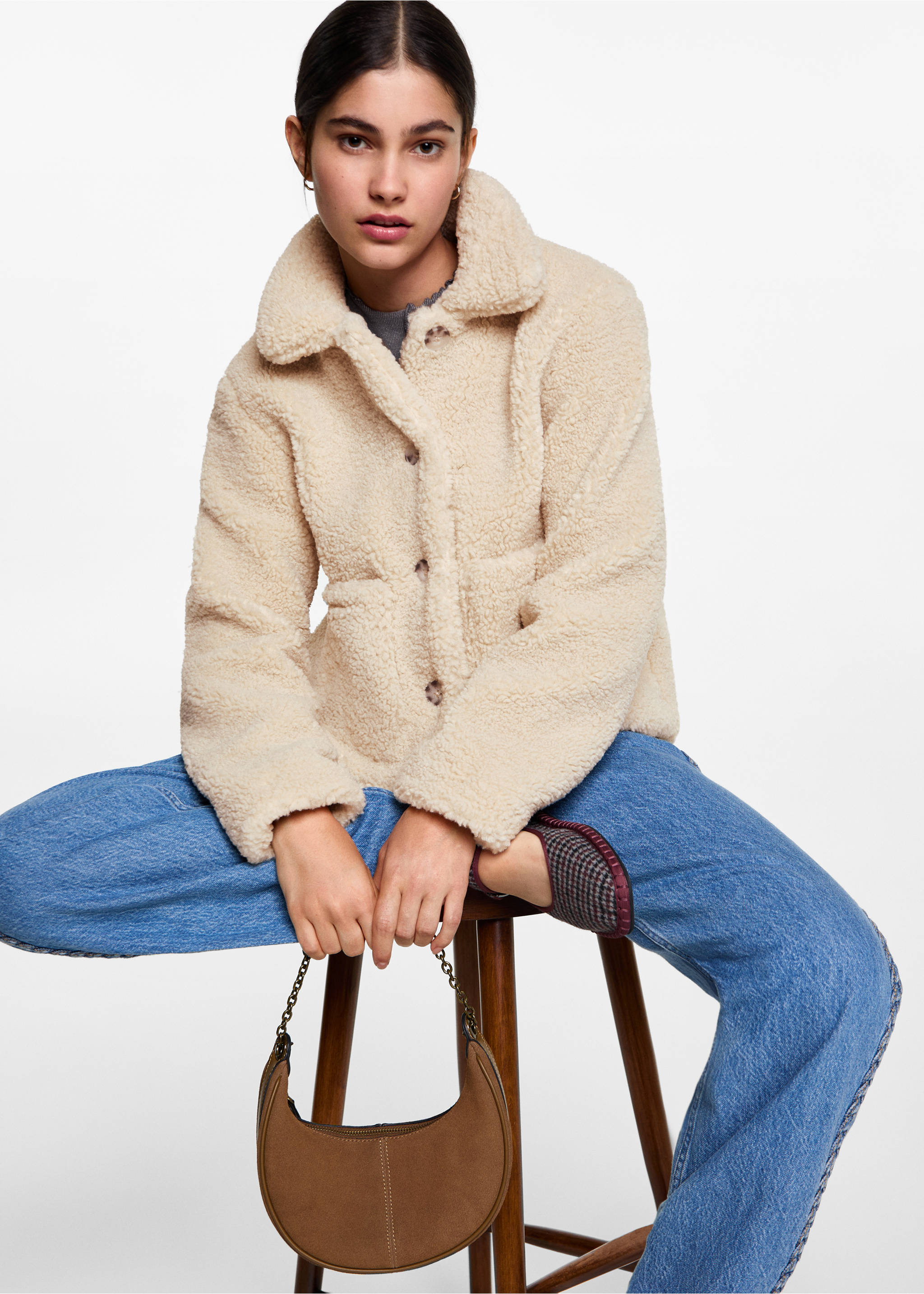 Fur-effect jacket with pockets - Details of the article 2, Ecru. Ref: 77087687-00.