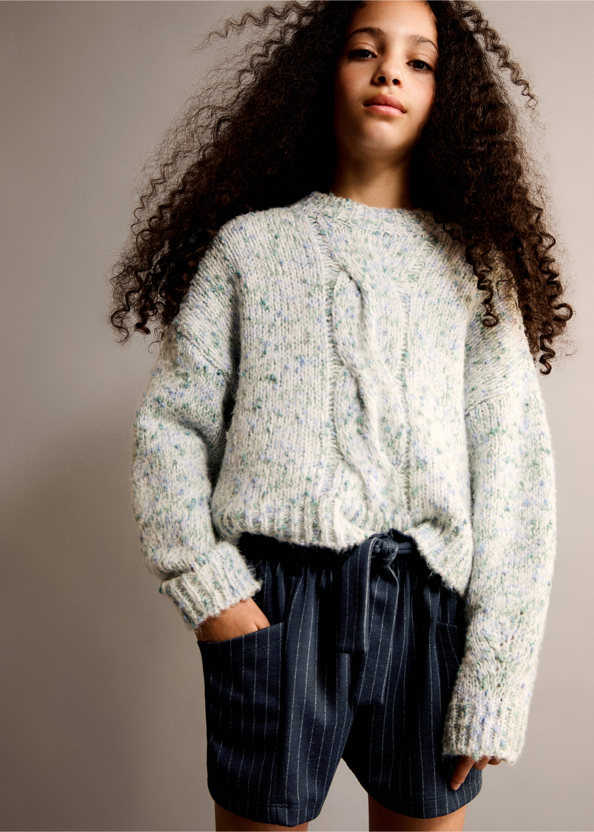 Gestreifte Shorts mit Gürtel - Allgemeine Ansicht, Dunkles Marineblau. Ref: 77087688-00.