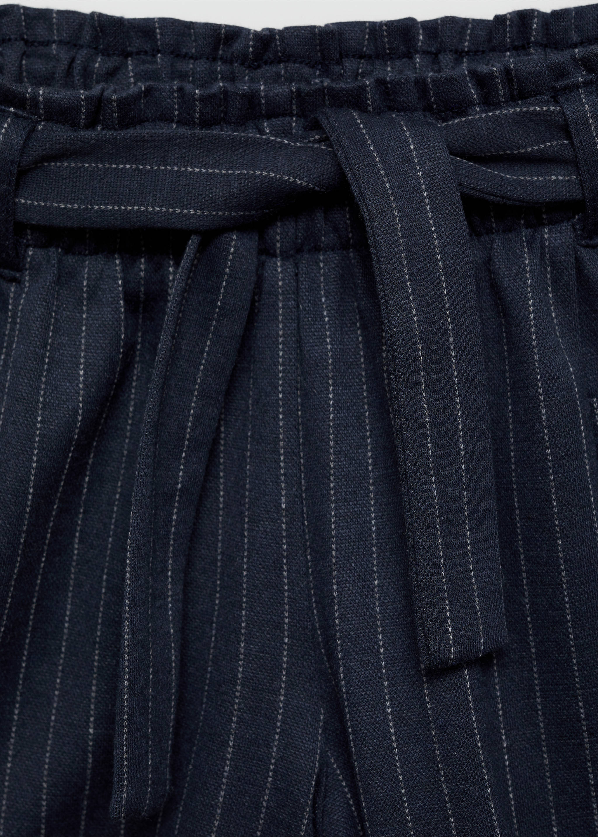 Gestreifte Shorts mit Gürtel - Detail des Artikels 8, Dunkles Marineblau. Ref: 77087688-00.