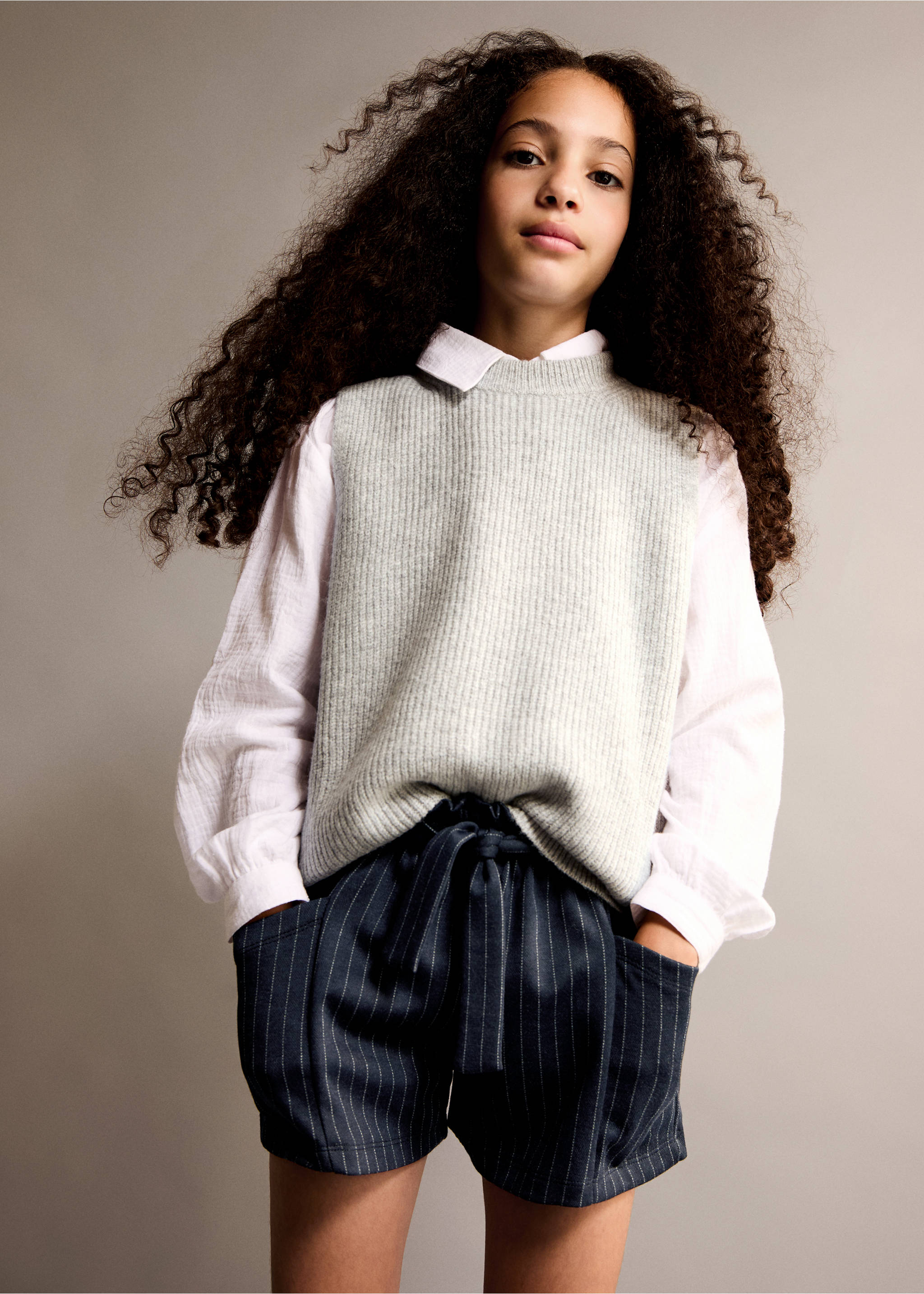 Gilet maille côtelée - Plan général, Gris chiné moyen. Ref: 77087708-00.