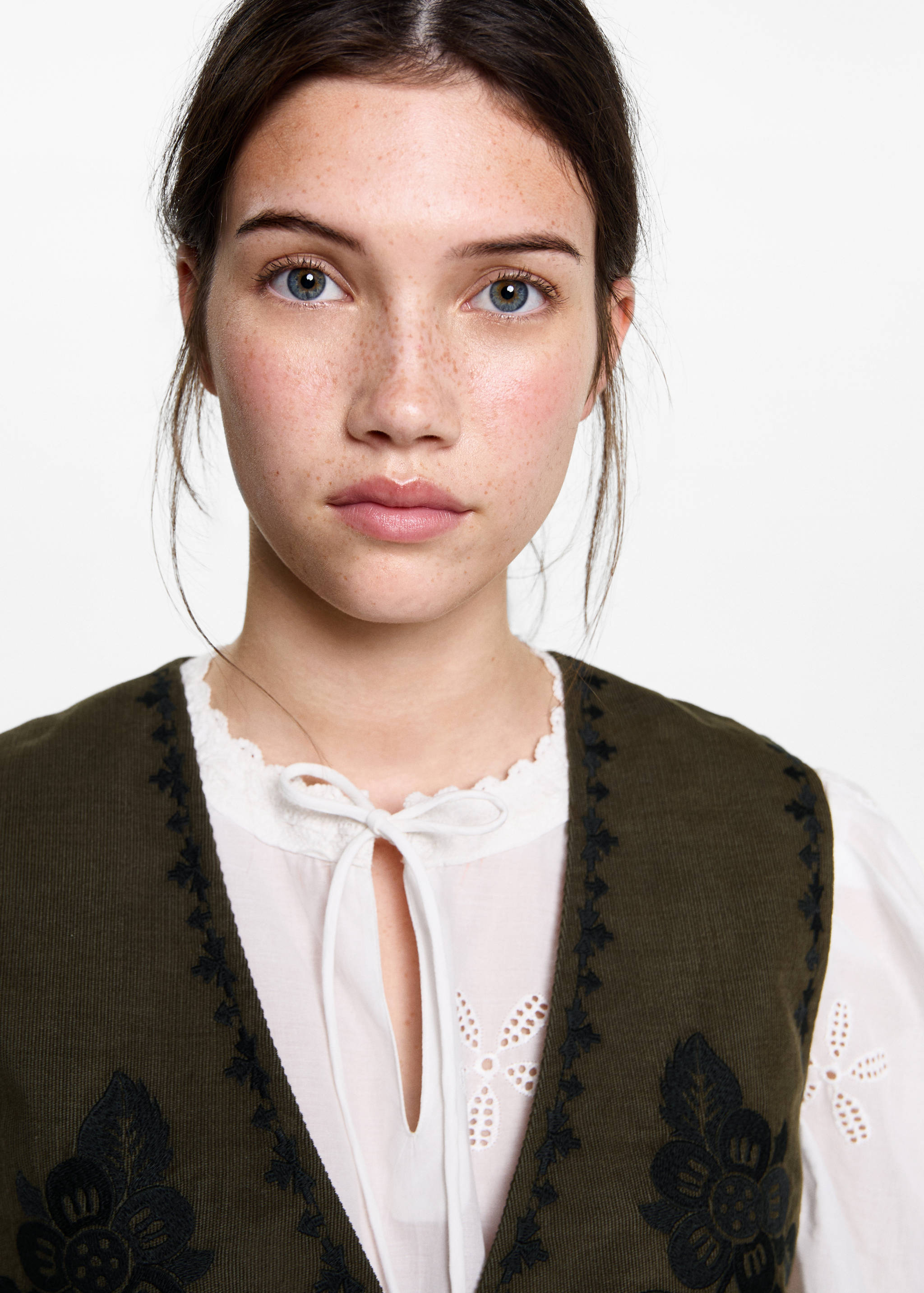 Floral-embroidered vest - Details of the article 1