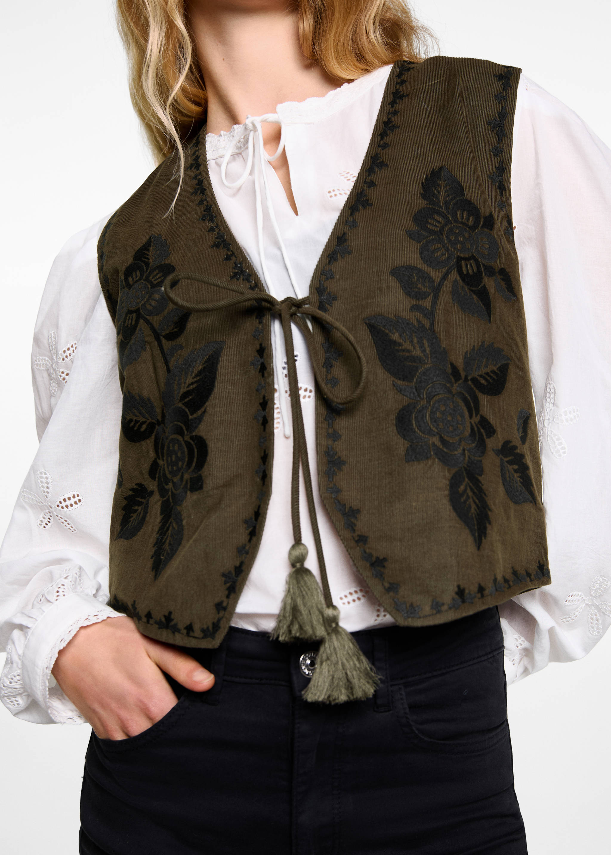 Floral-embroidered vest - Details of the article 6