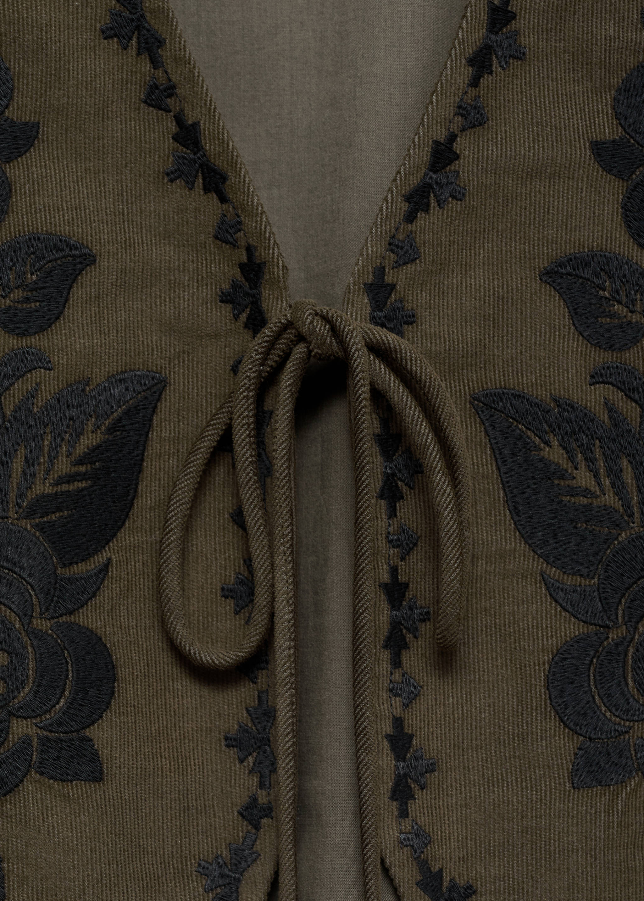 Floral-embroidered vest - Details of the article 8