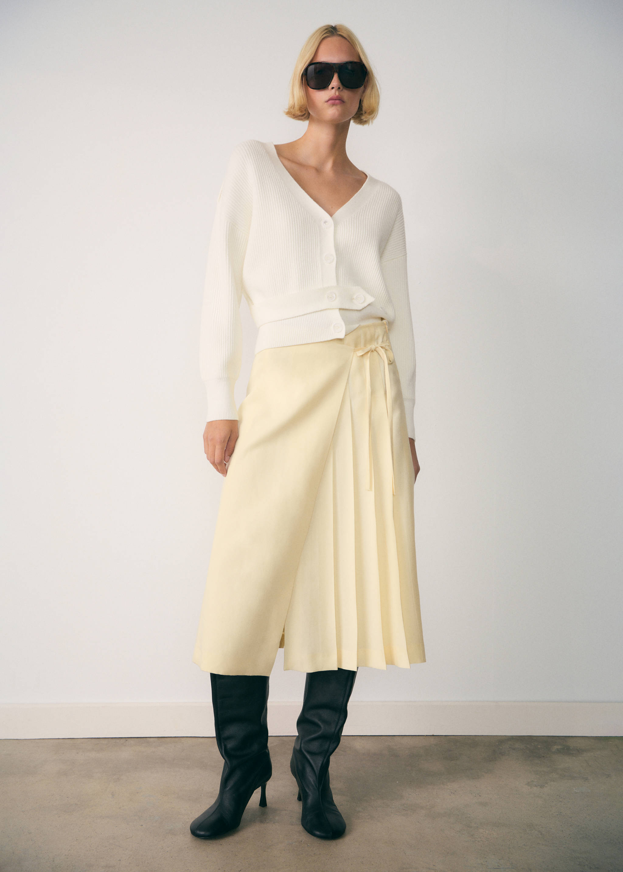 Button-strip cardigan - General plane