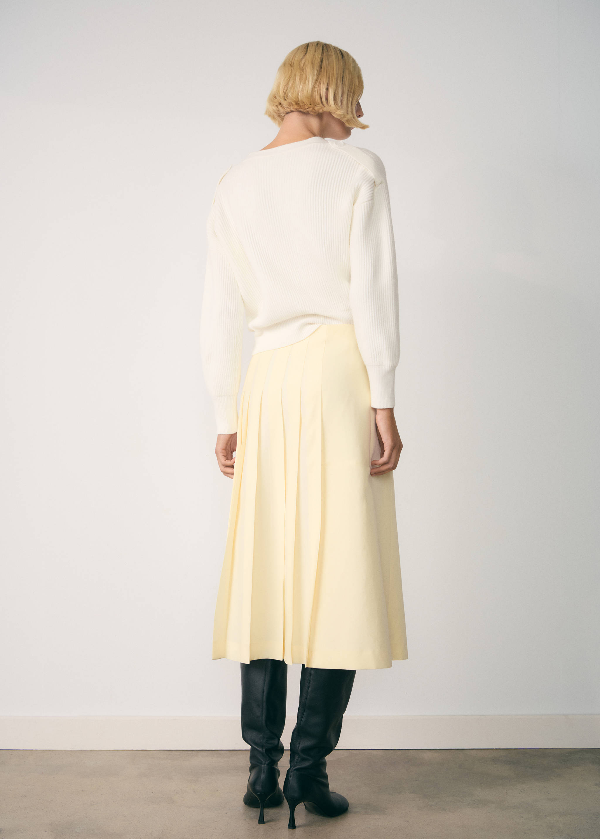 Button-strip cardigan - Reverse of the article