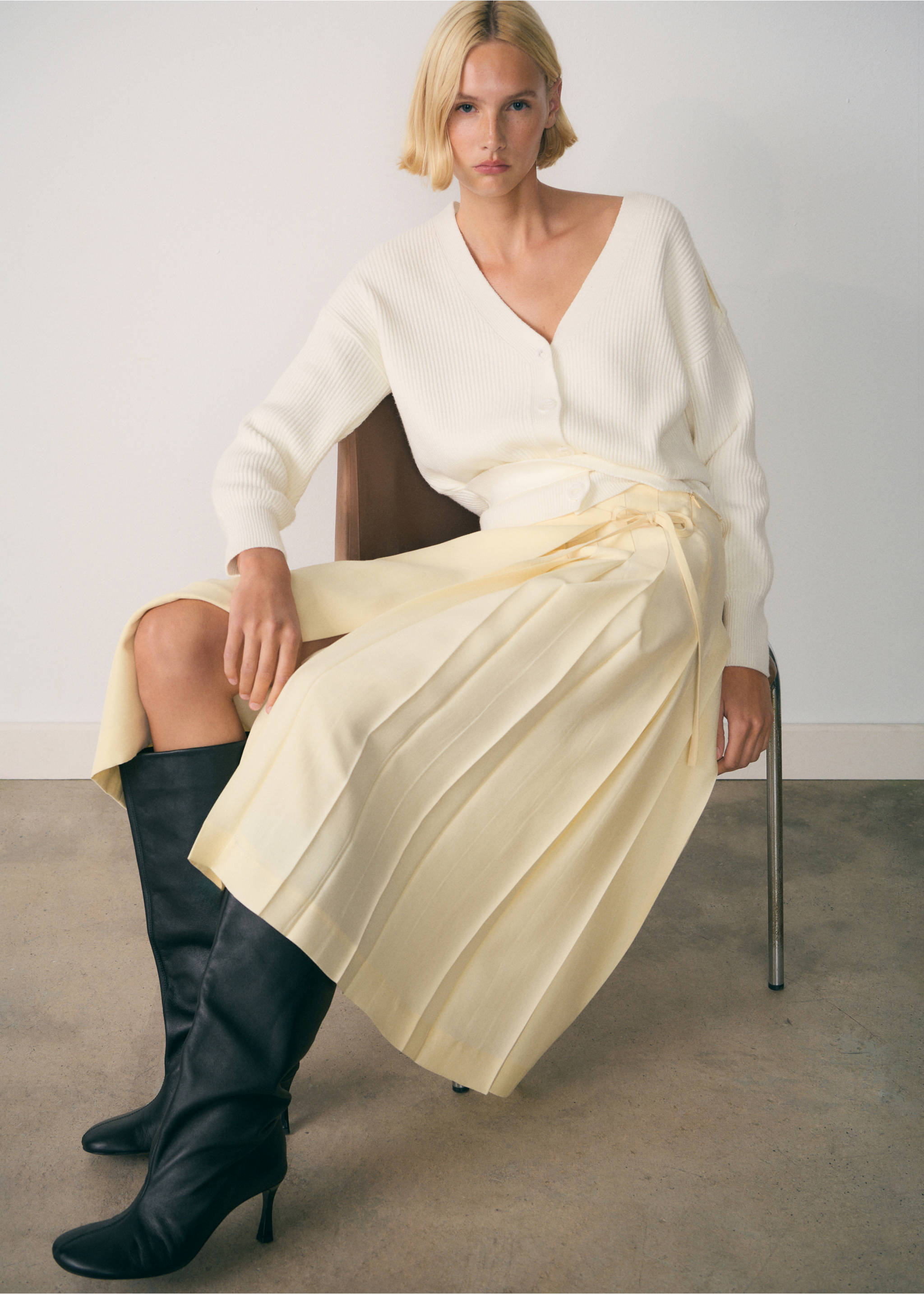 Button-strip cardigan - Details of the article 2, White. Ref: 77087711-00.