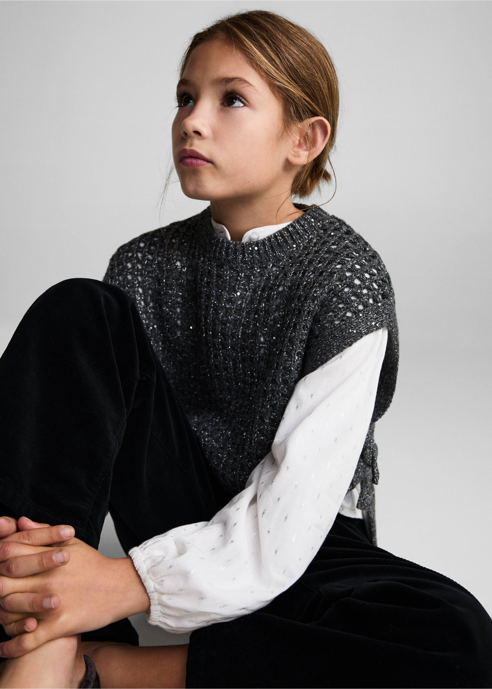 Pockets corduroy trousers - Details of the article 2, Black. Ref: 77087918-00.