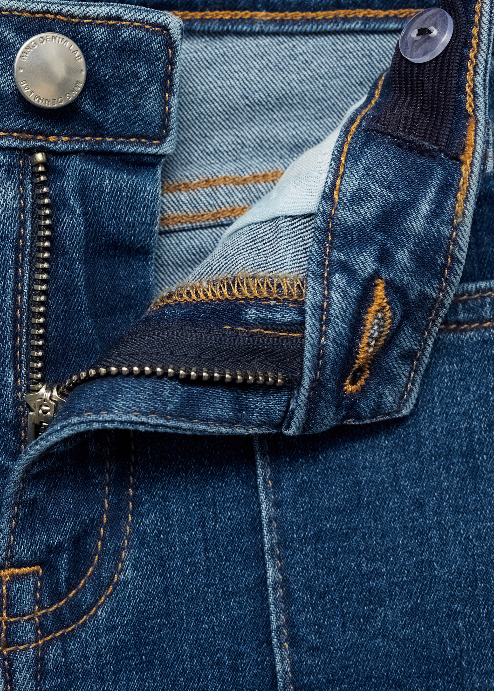 Flared Jeans mit Ziernähten - Detail des Artikels 8