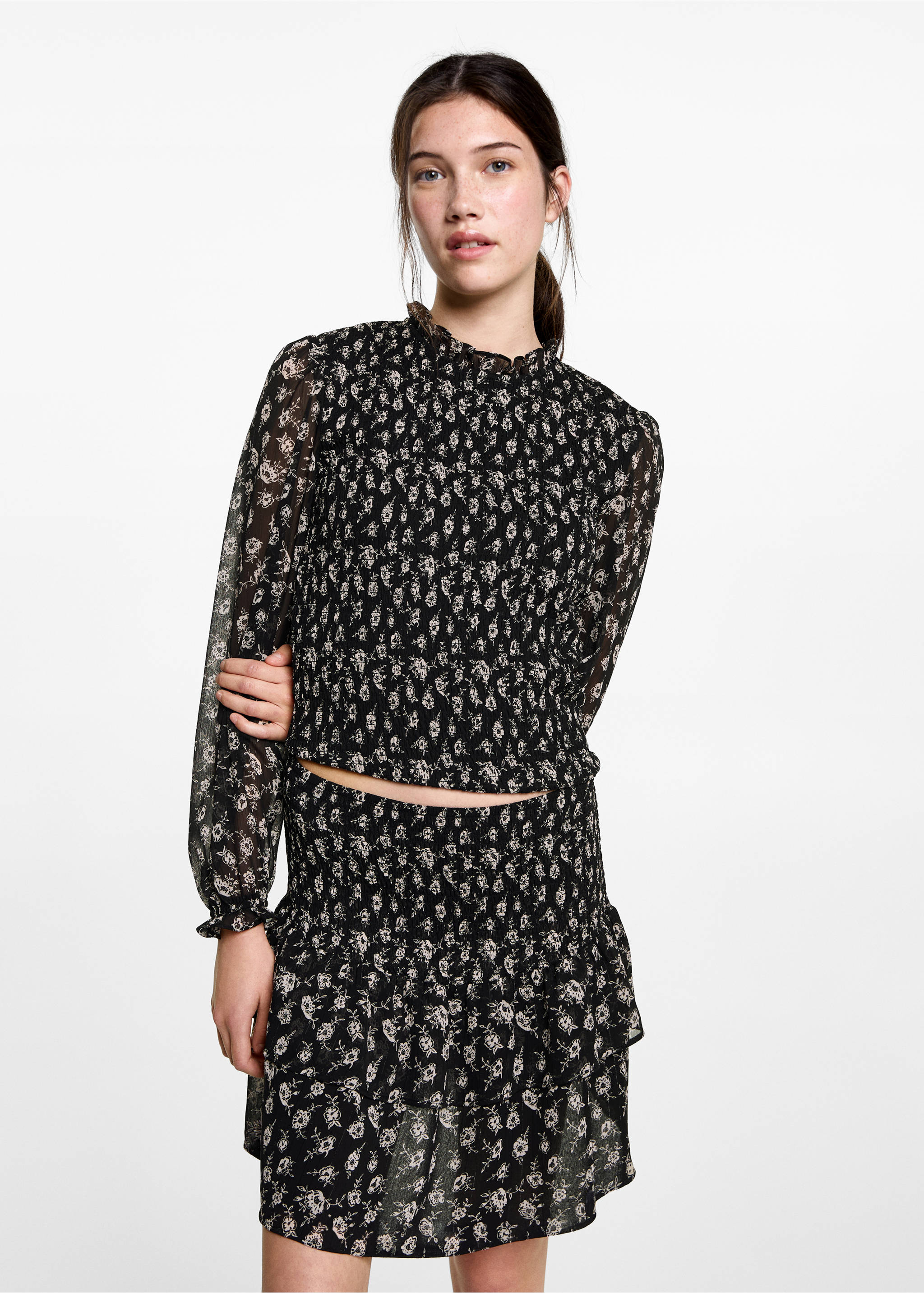 Bluză încrețită cu model floral - Plan mediu, Negru. Ref: 77088277-00.