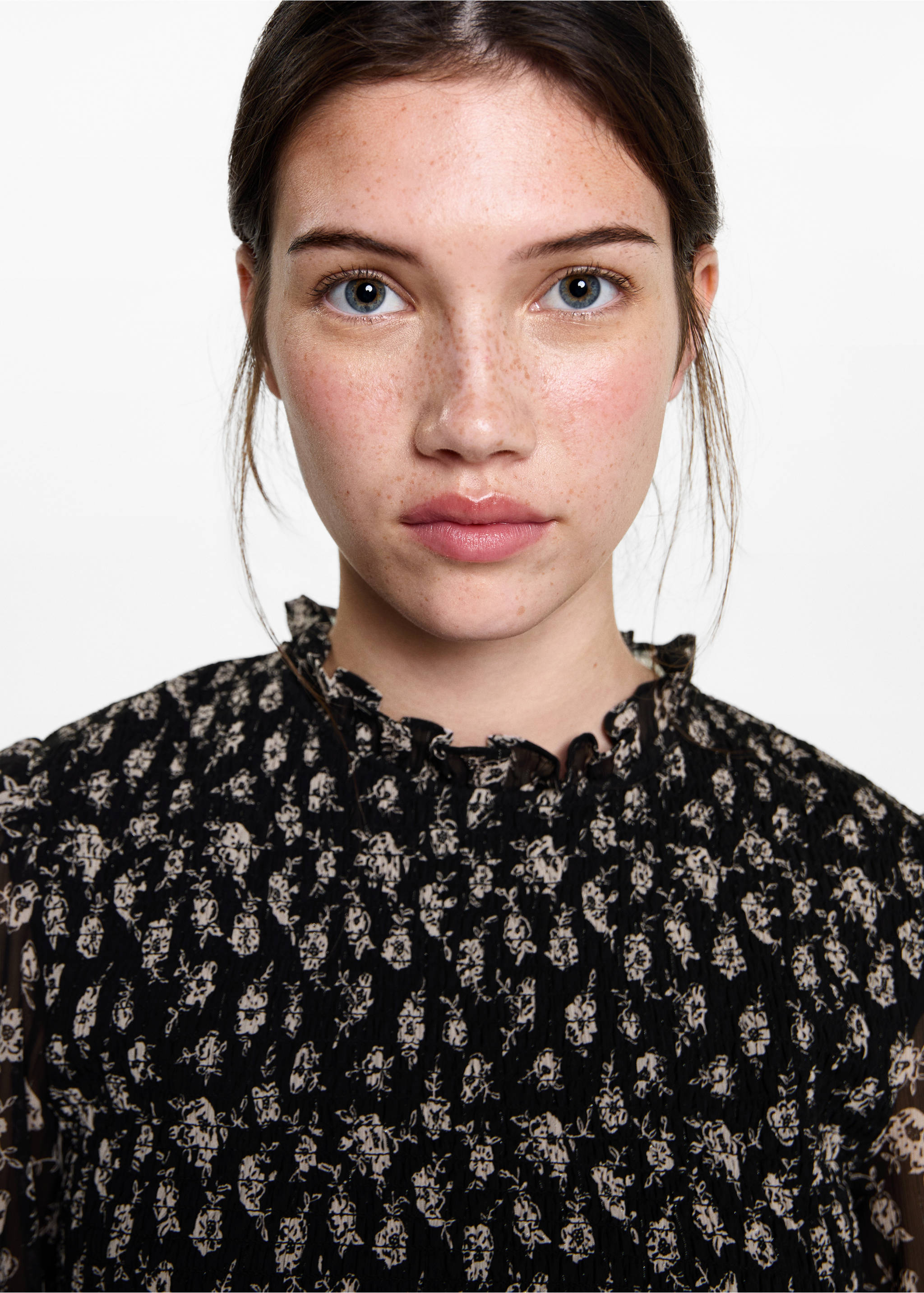 Bluză încrețită cu model floral - Detaliu al articolului 1, Negru. Ref: 77088277-00.