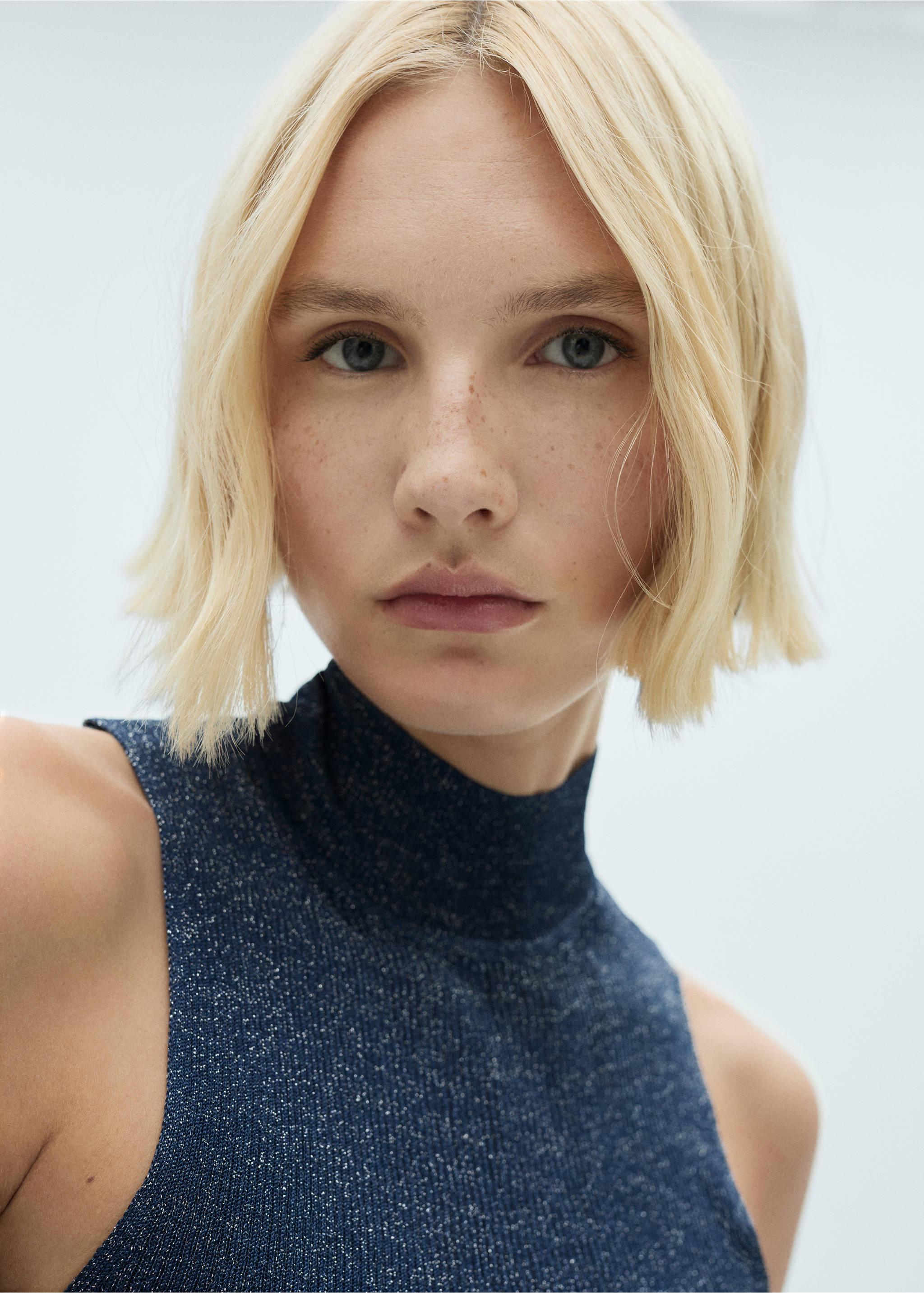 Lurex-Stricktop mit halbhohem Kragen - Detail des Artikels 1, Nachtblau. Ref: 77089055-00.