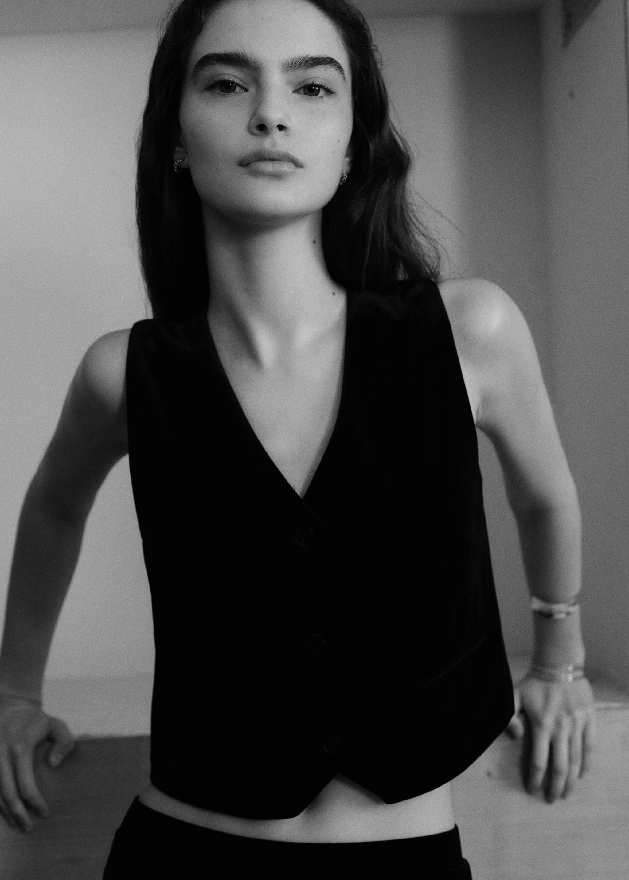 Cropped velvet vest - Details of the article 5