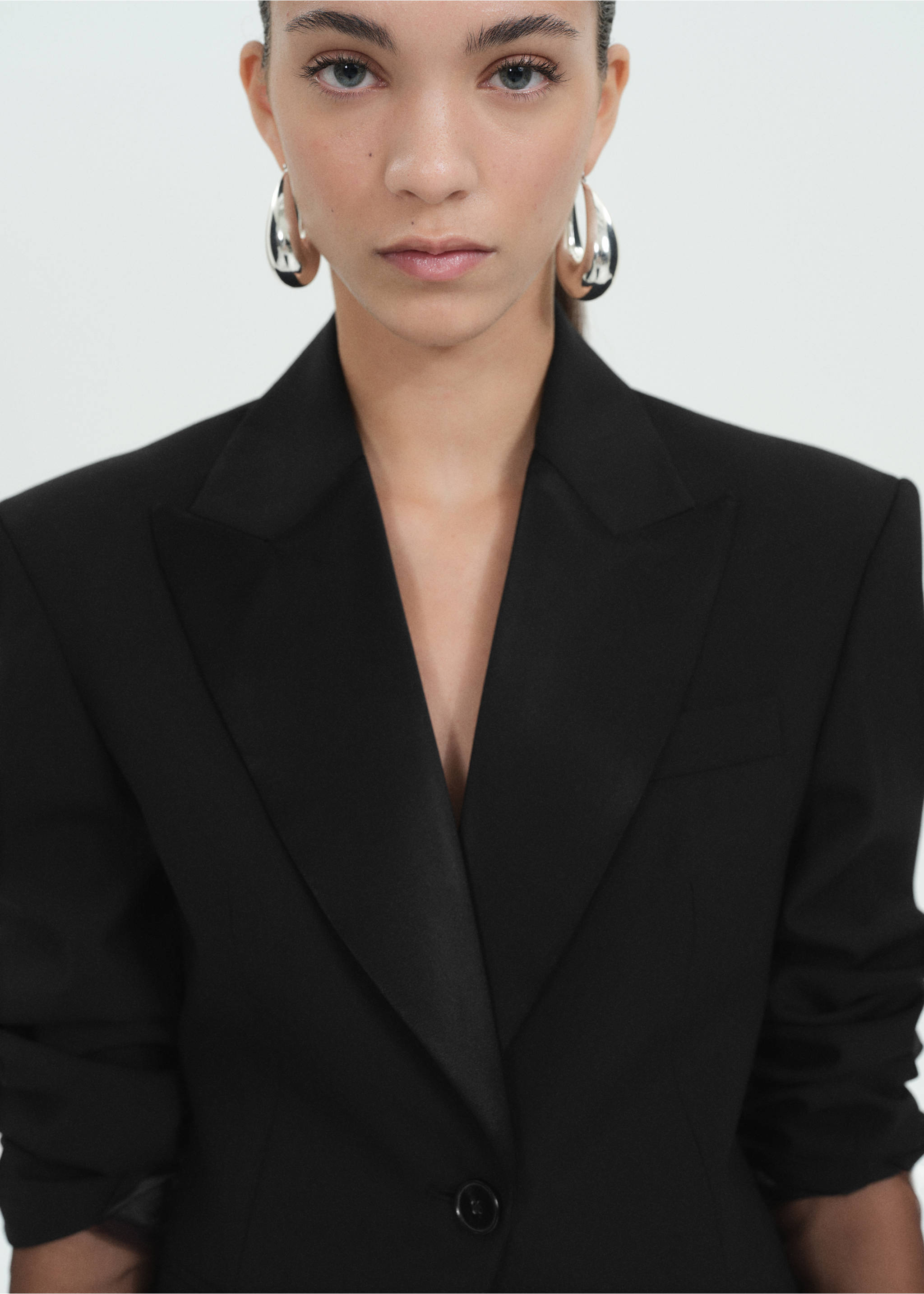 Gyapjúblézer szaténos hajtókával - A termék adatai 1, Fekete. Ref: 77089070-00.