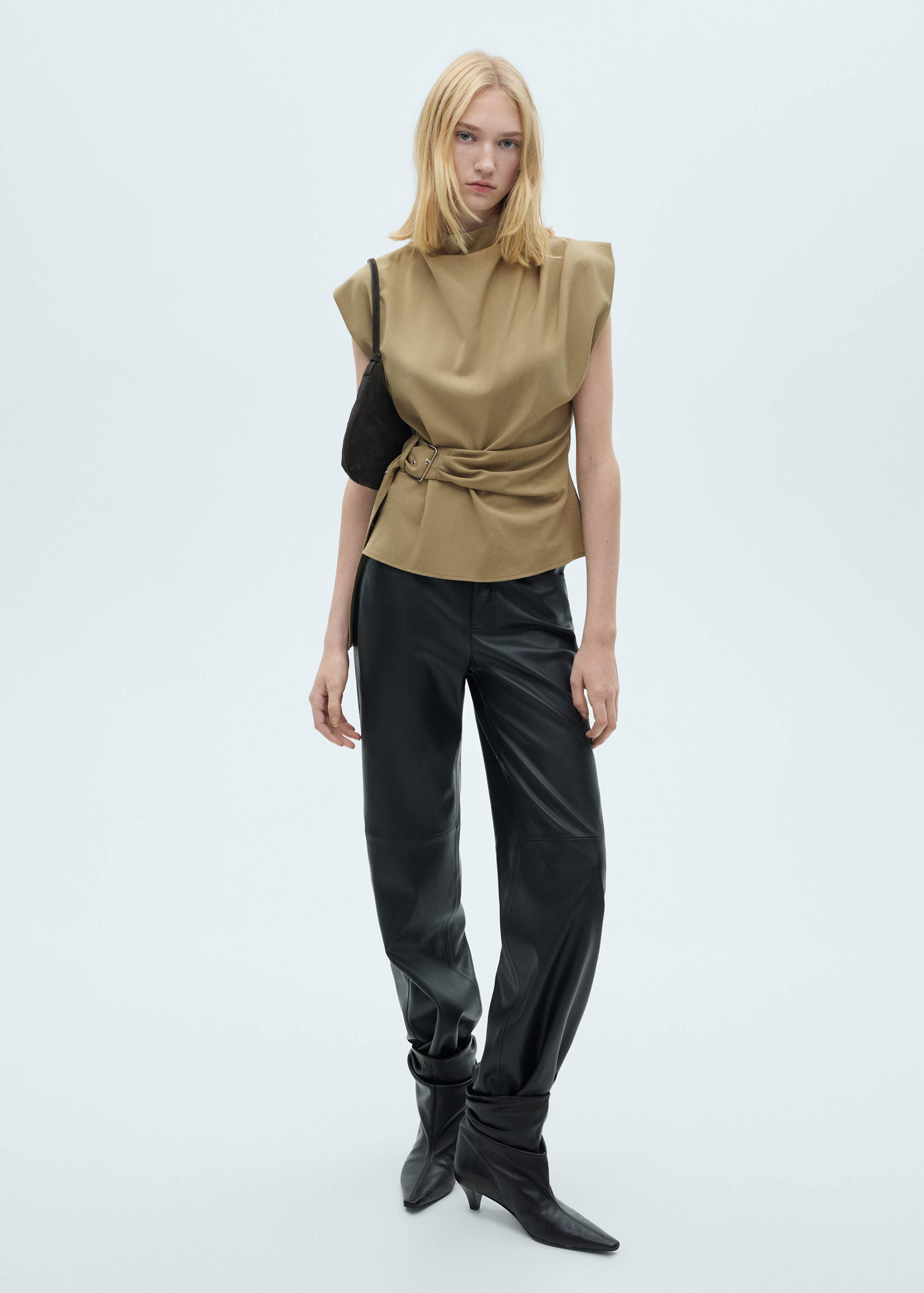 Blouse with shoulder pads and belt - General plane