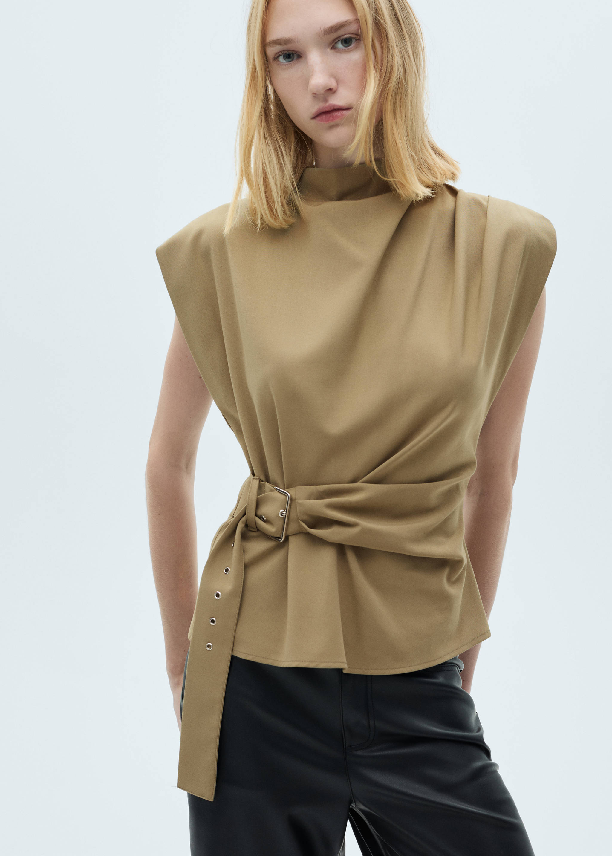 Blouse with shoulder pads and belt - Medium plane