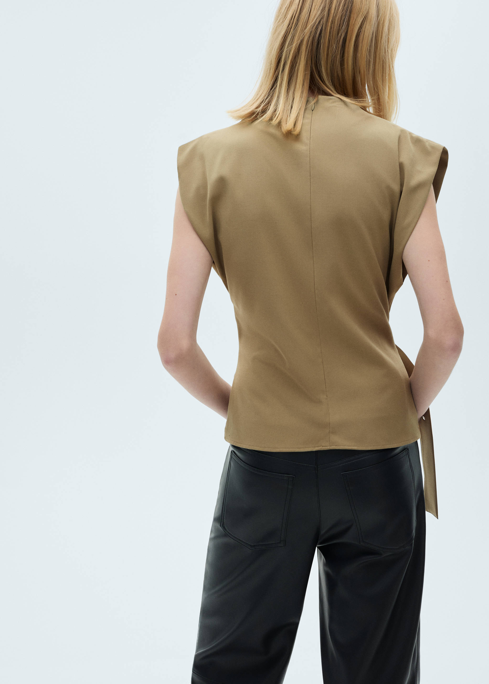 Blouse with shoulder pads and belt - Reverse of the article