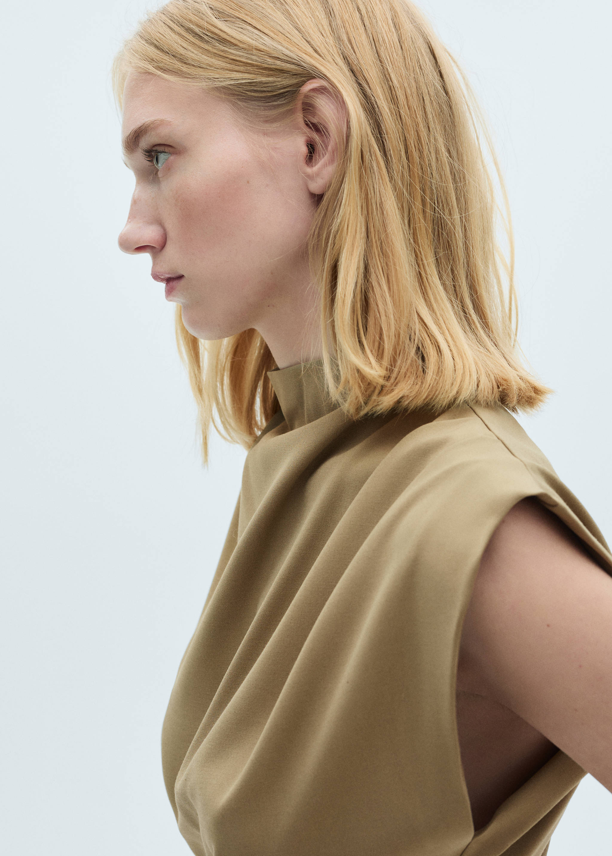 Blouse with shoulder pads and belt - Details of the article 1