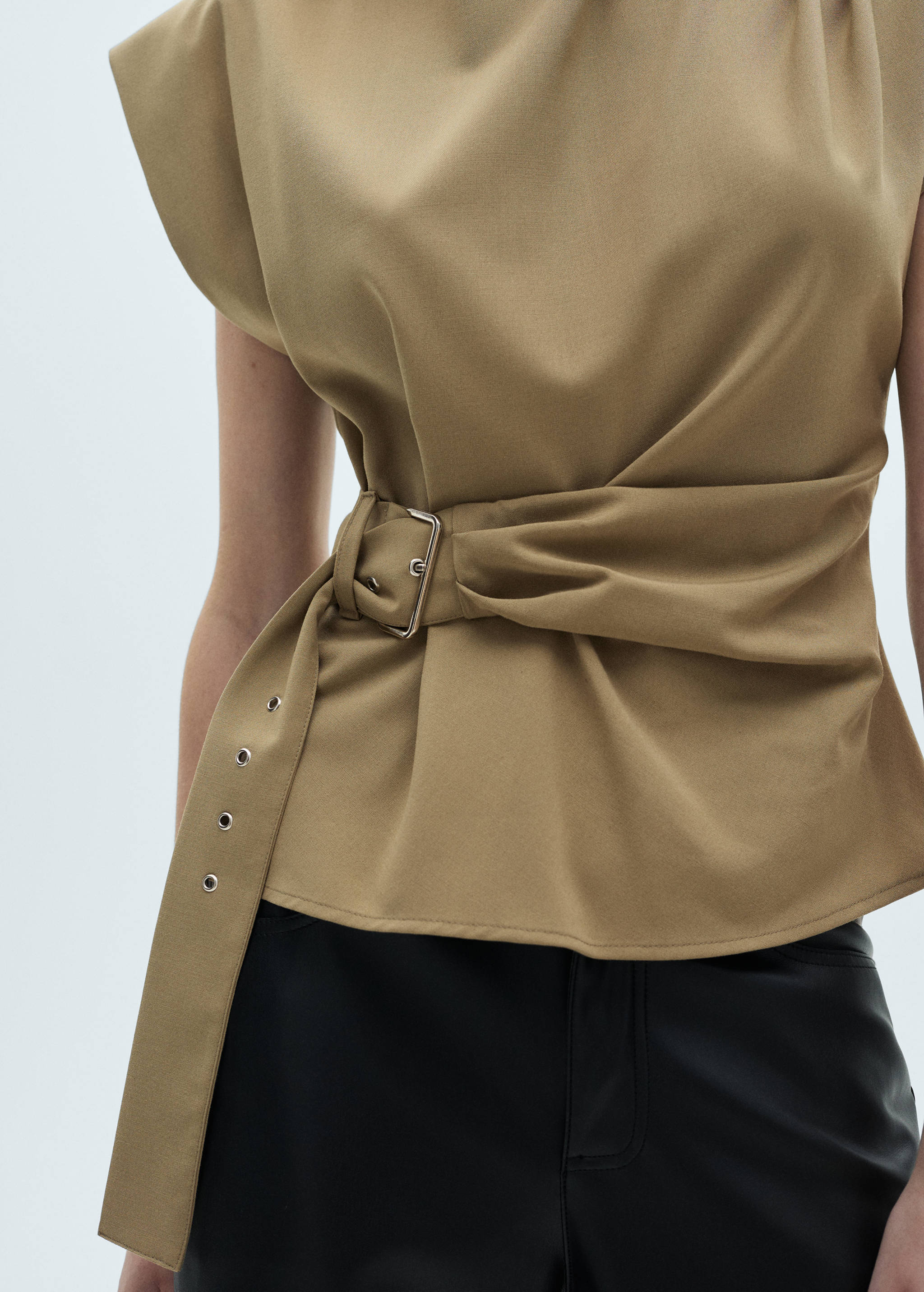 Blouse with shoulder pads and belt - Details of the article 6