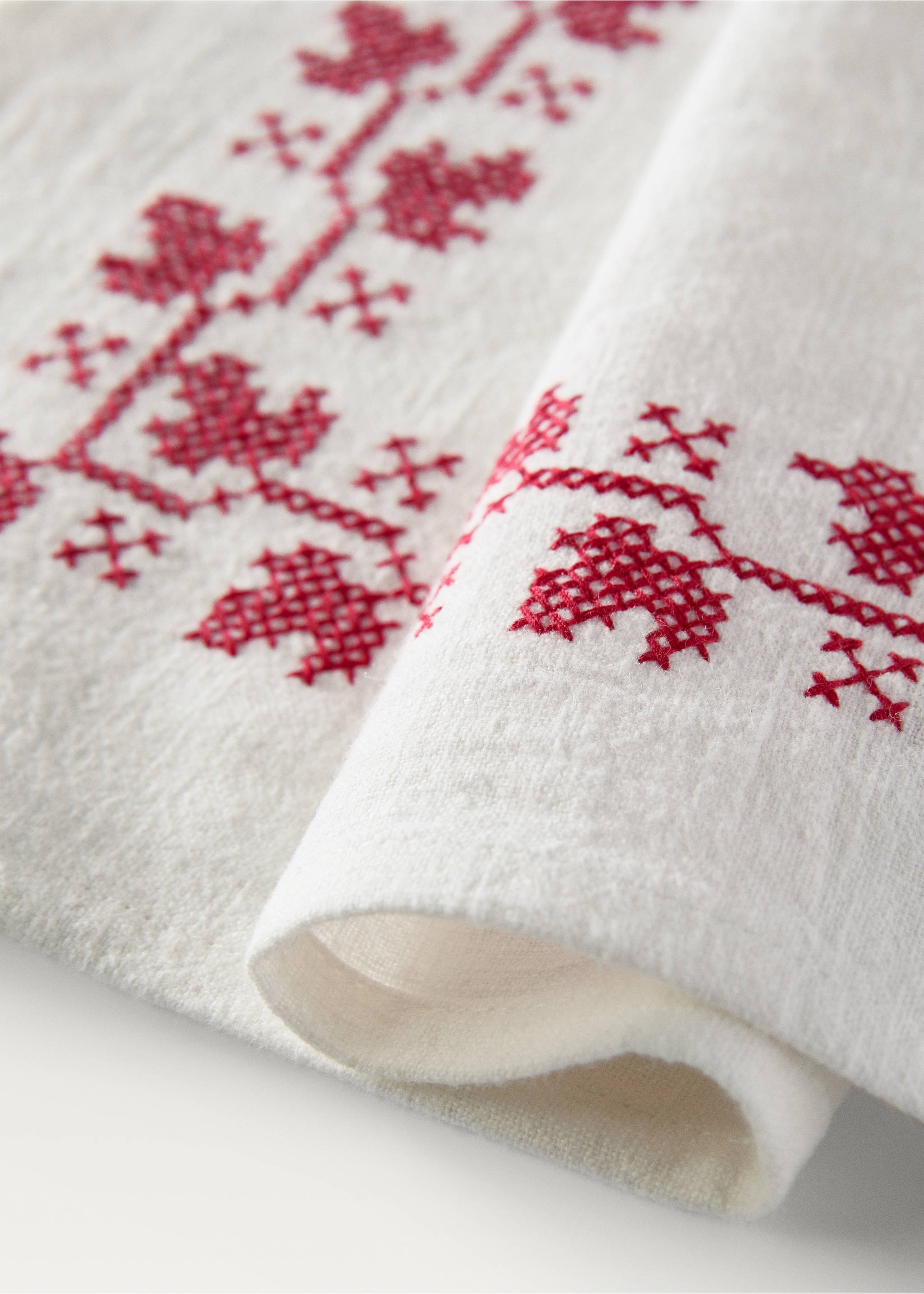 Embroidered detail placema - Details of the article 1, Red. Ref: 77089232-00.