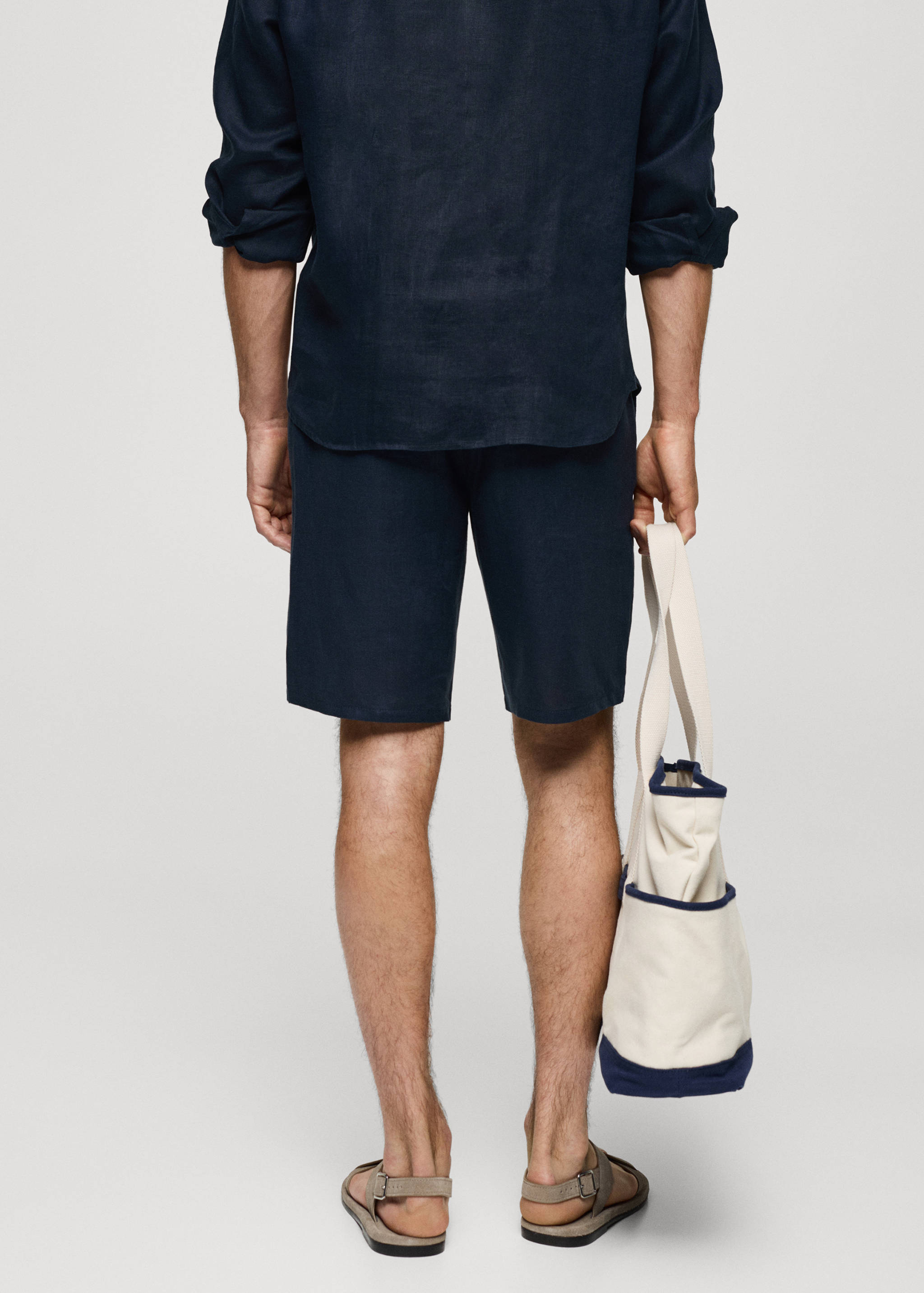 Slim-Fit-Bermudashorts aus 100 % Leinen - Rückseite des Artikels