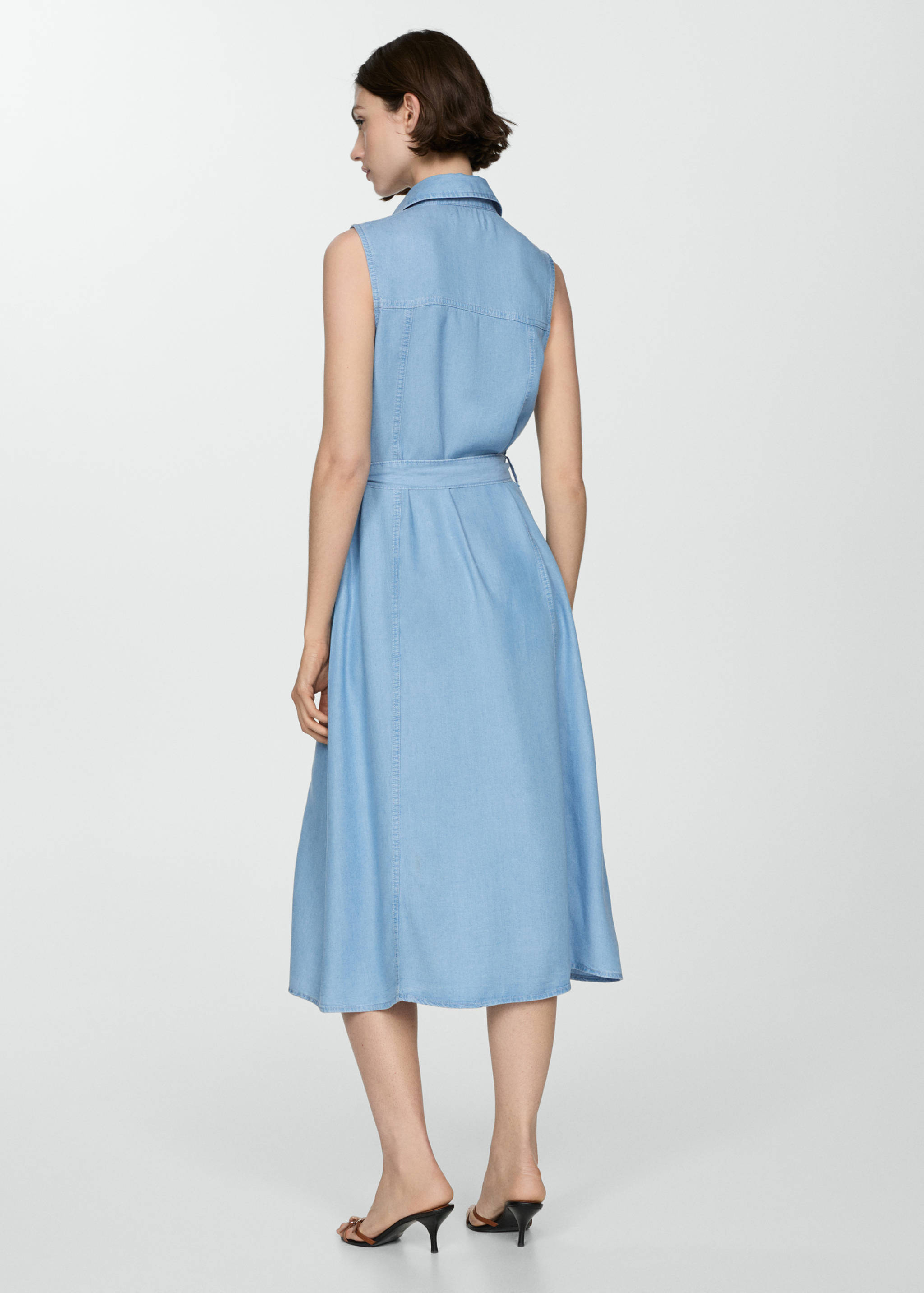 Sukienka koszulowa z lyocellu wiązana w pasie - Tylna strona artykułu