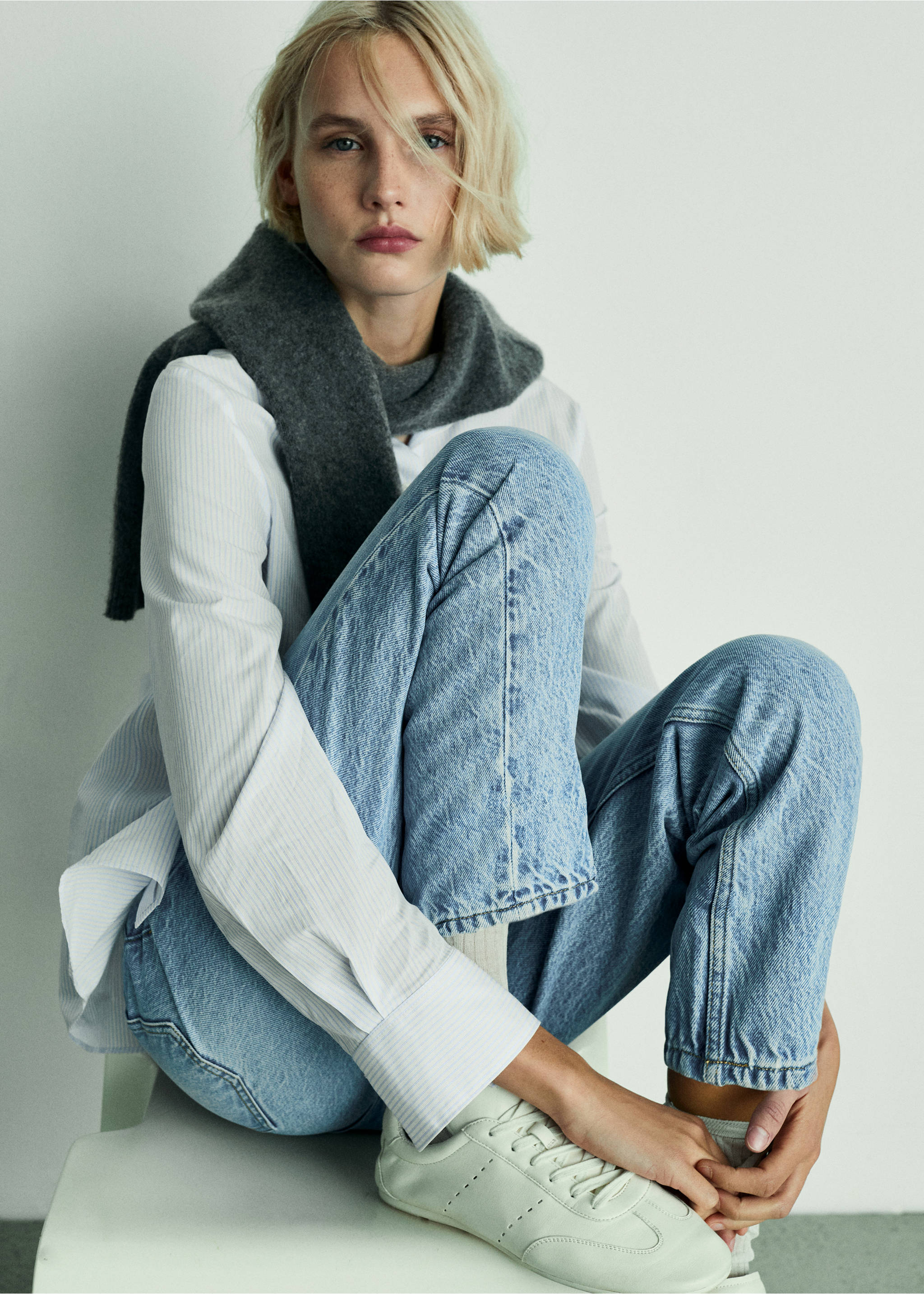 Mom2000 high-rise jeans - Details of the article 1, Medium Blue. Ref: 77090583-00.