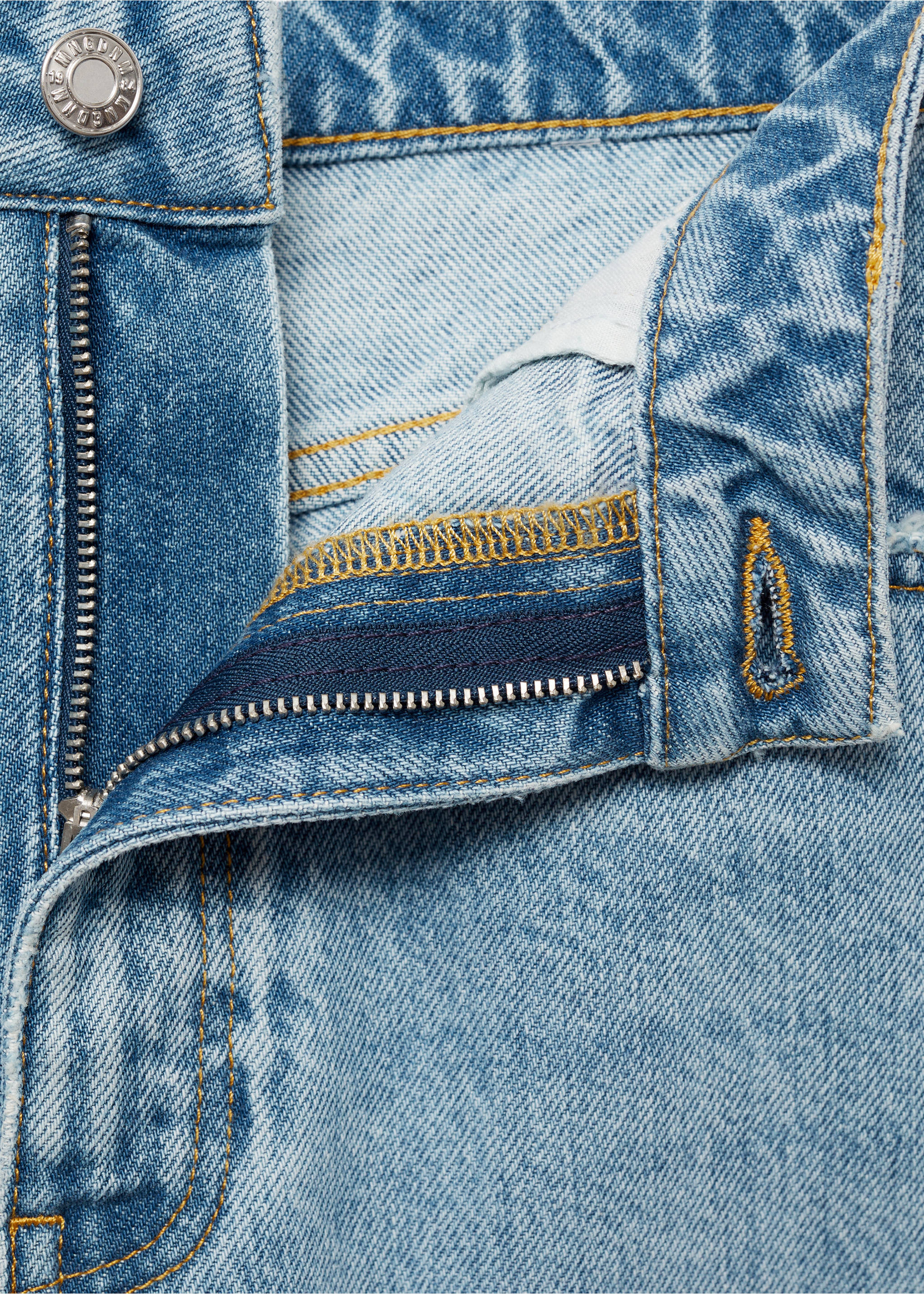 Mom2000 high-rise jeans - Details of the article 8, Medium Blue. Ref: 77090583-00.
