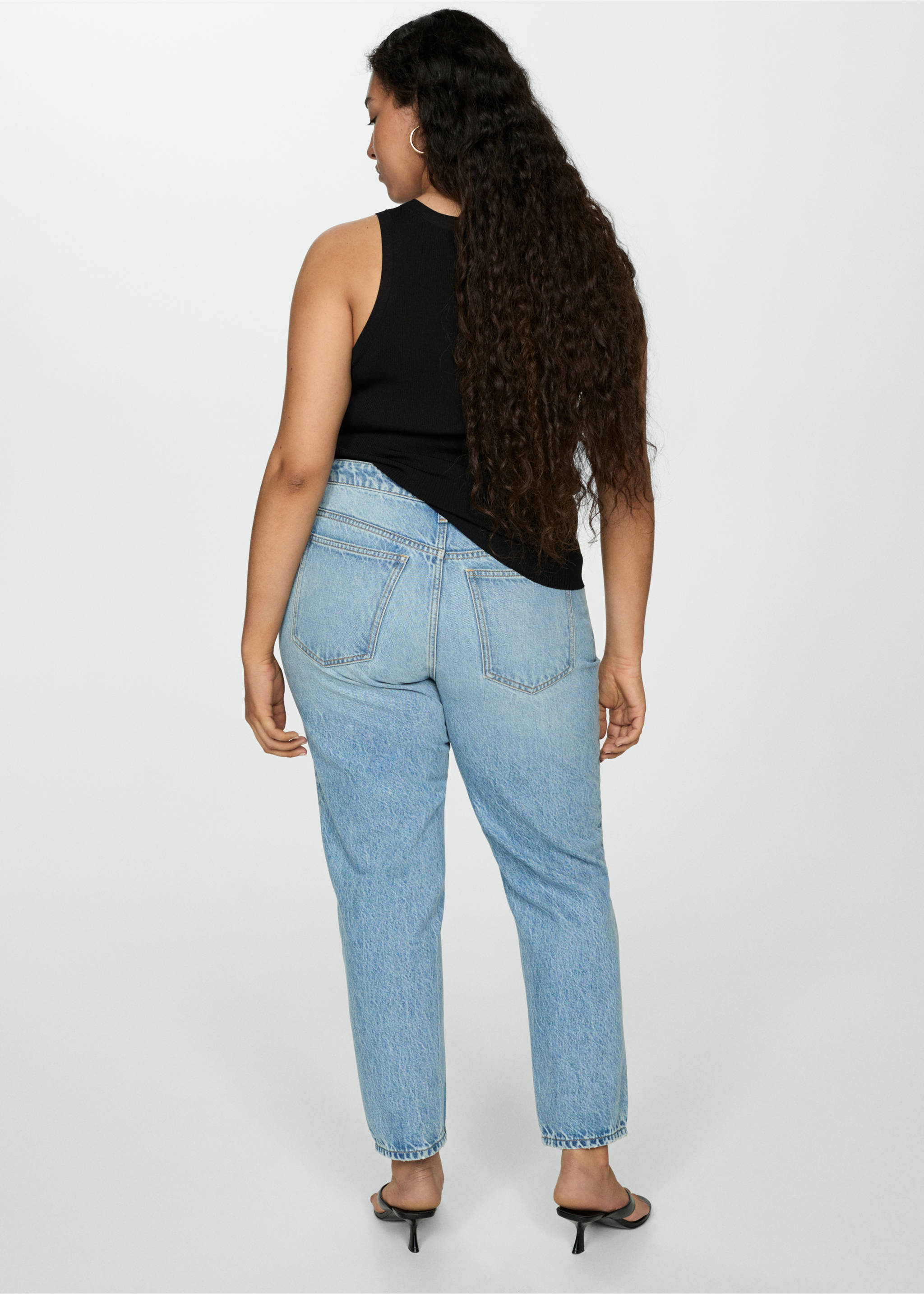 Mom2000 high-rise jeans - Details of the article 4, Medium Blue. Ref: 77090583-00.