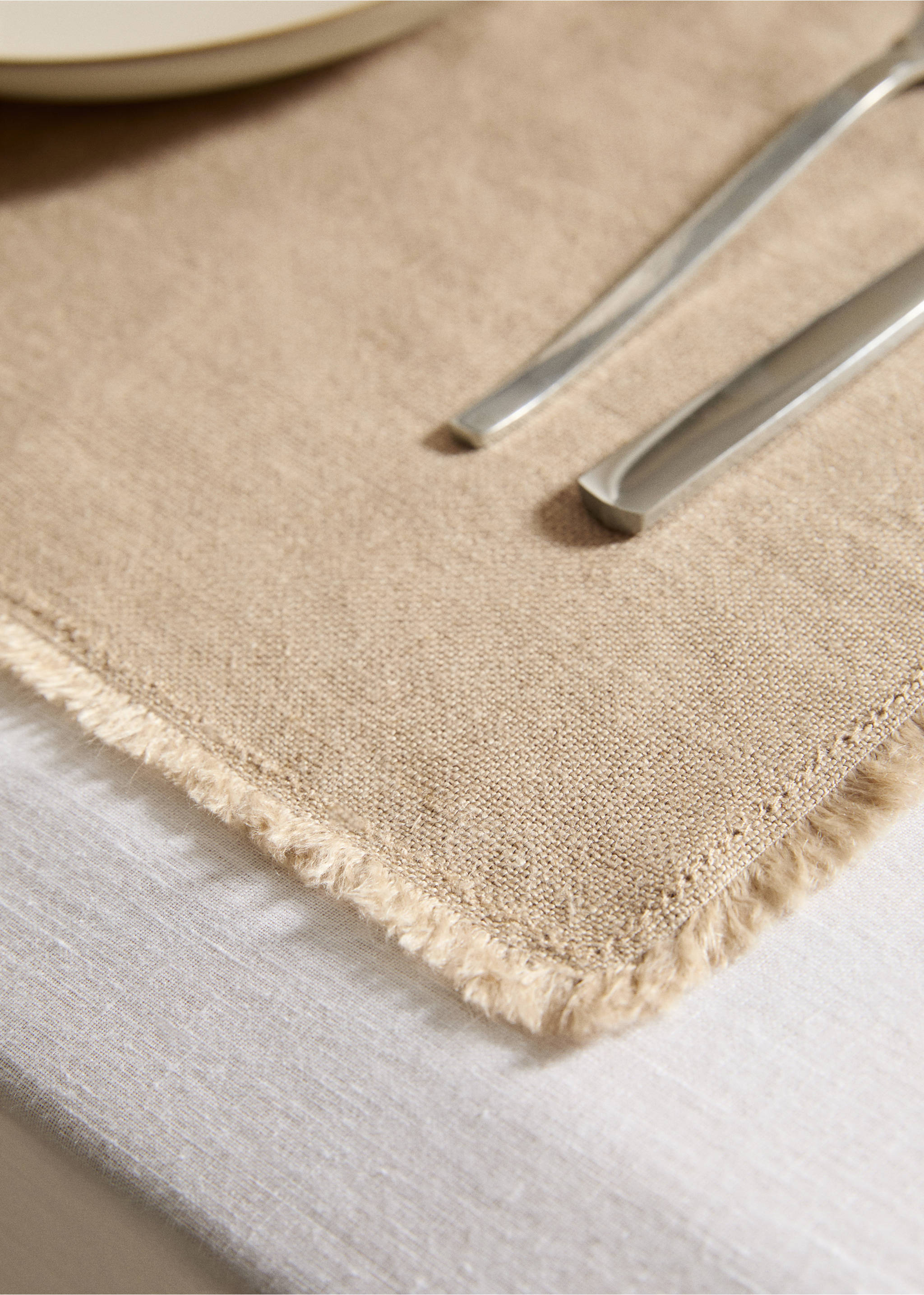 100% linen fringed placemat - Details of the article 8, Sand. Ref: 77090591-00.