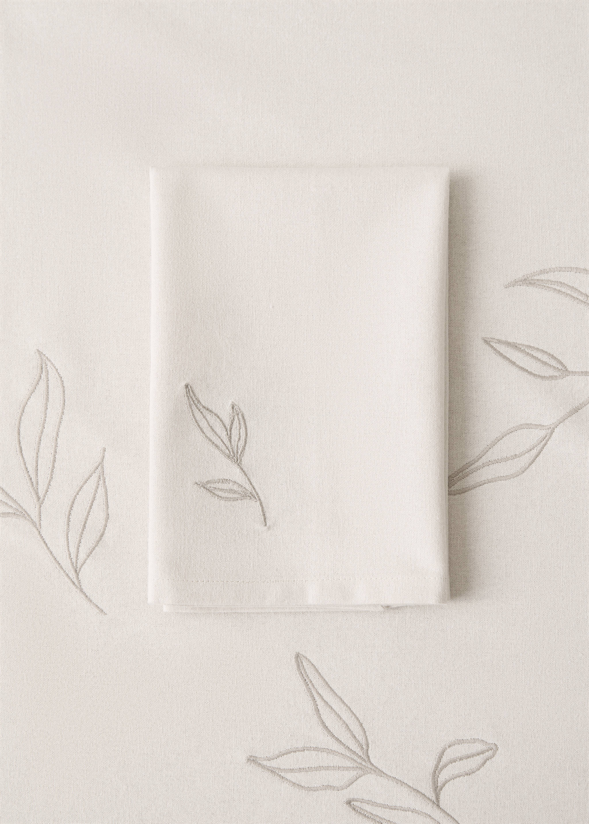 Cotton napkin with embroidered leaves - General plane