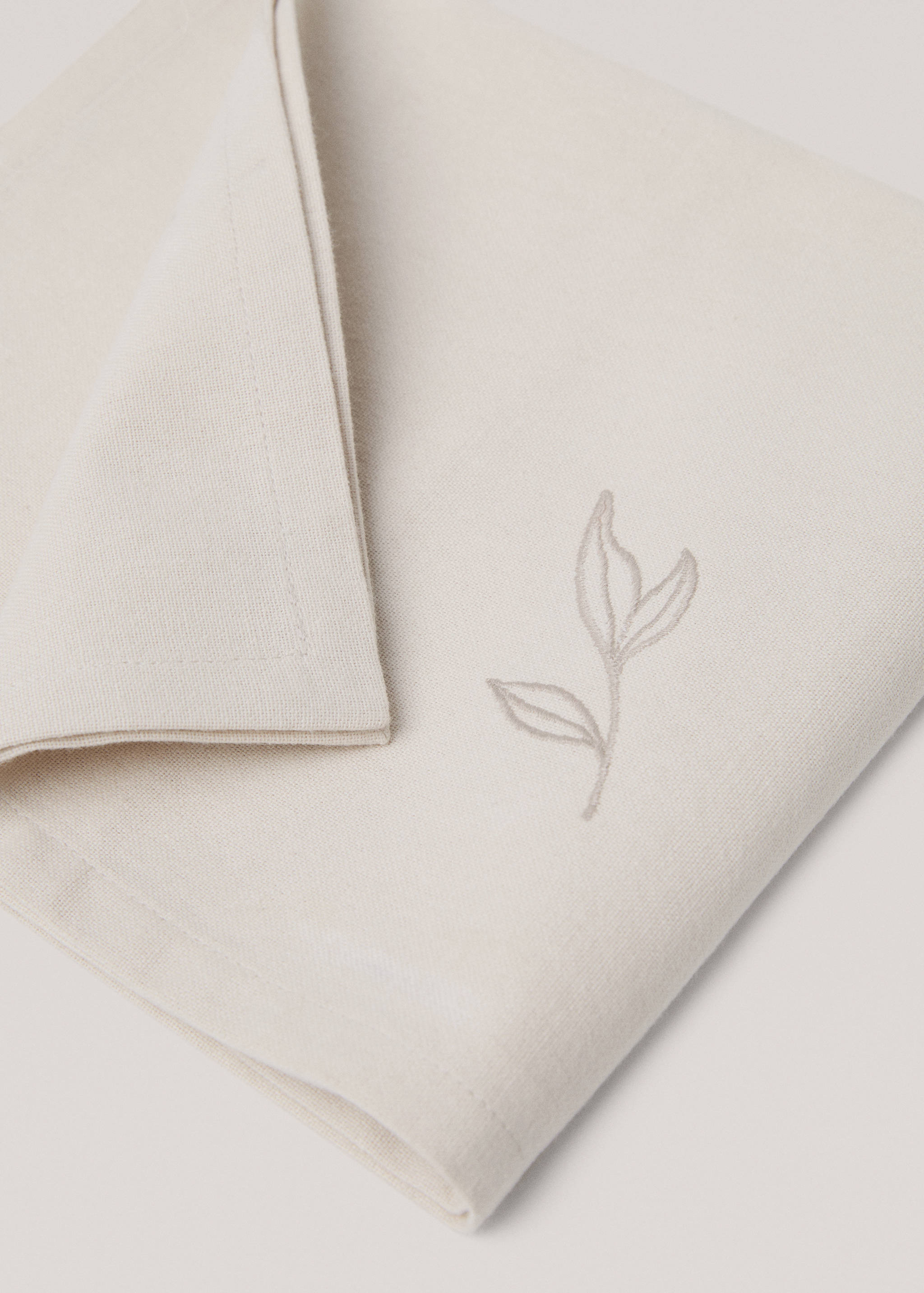 Cotton napkin with embroidered leaves - Details of the article 2
