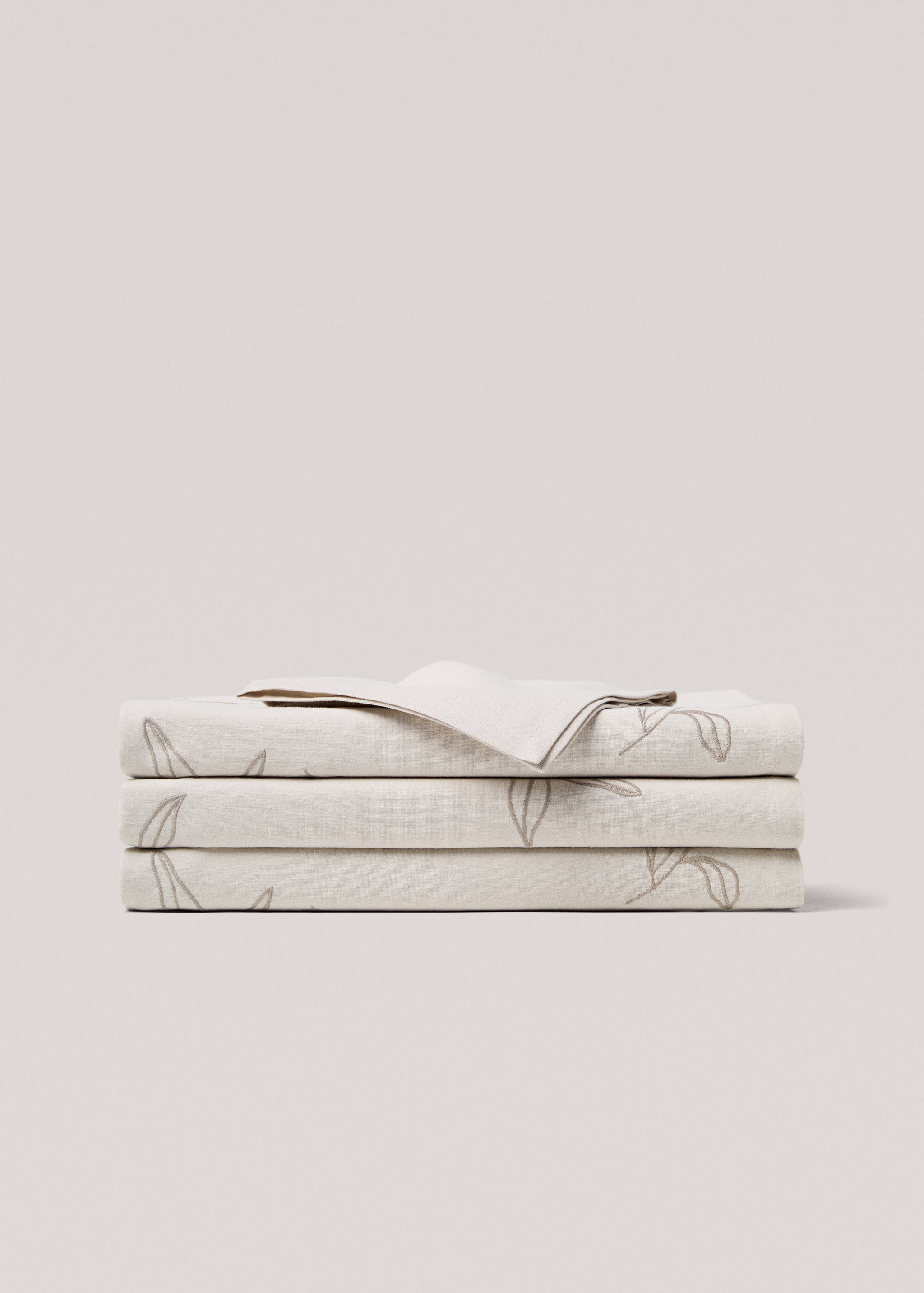 Cotton napkin with embroidered leaves - Details of the article 3