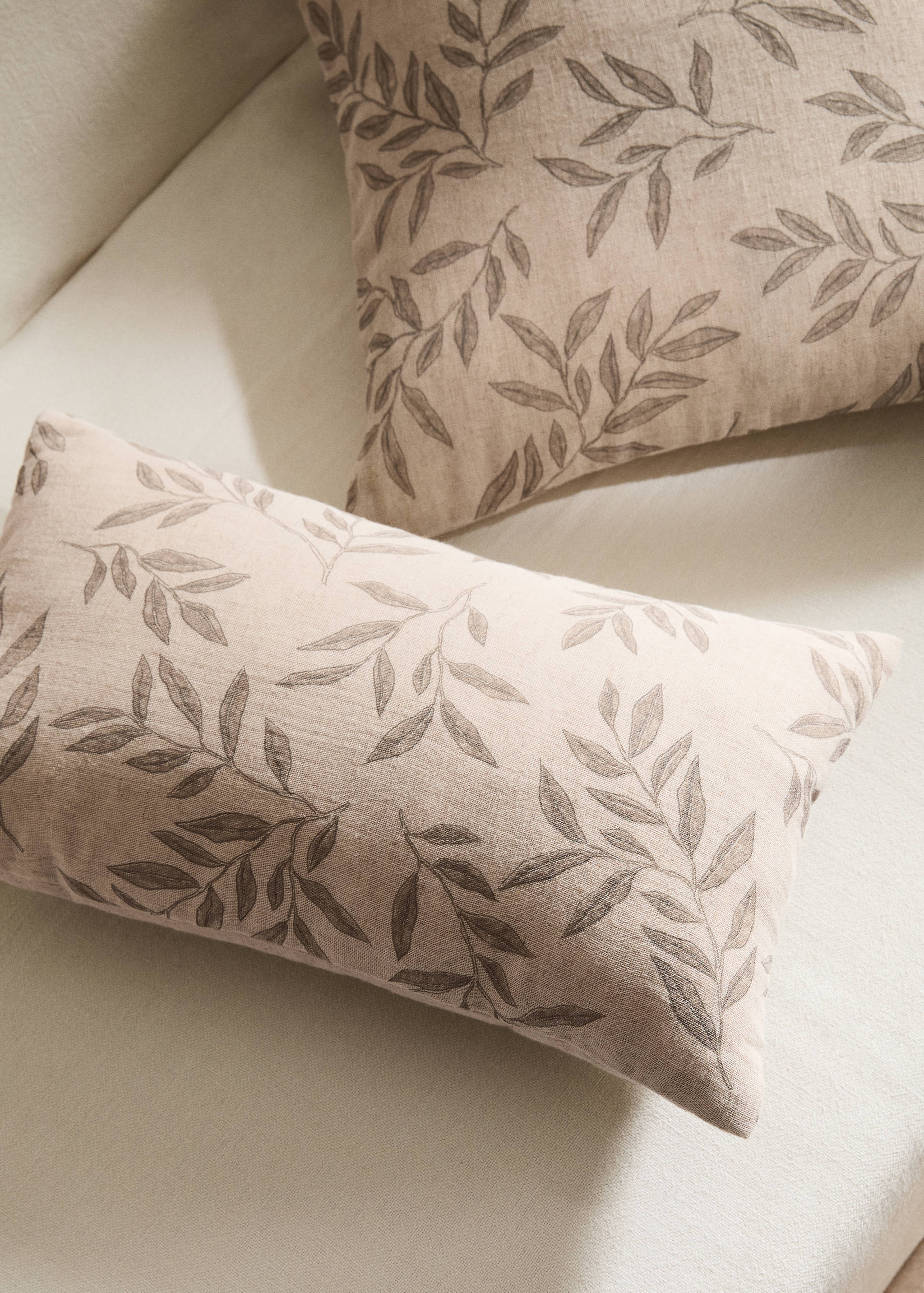 Capa de almofada decorativa de algodão e linho às flores 30 x 50 cm - Plano geral