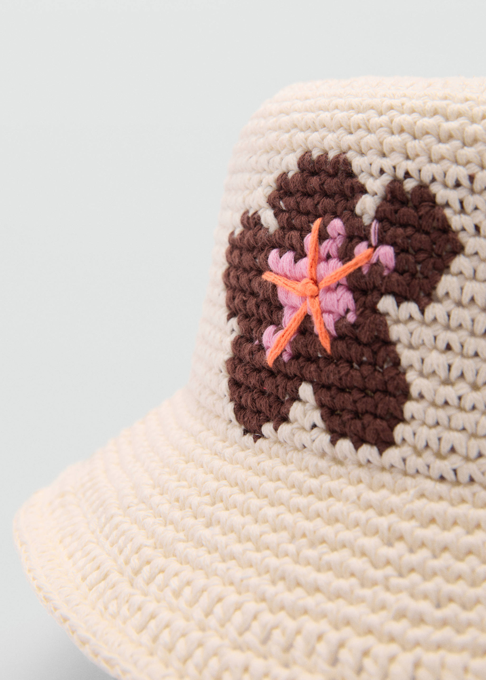 Sombrero crochet flores - Plano medio
