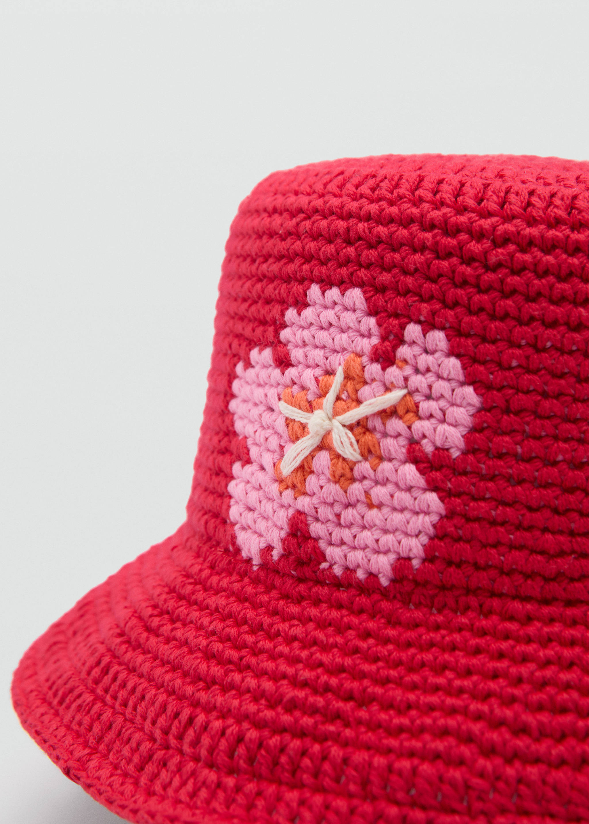 Sombrero crochet flores - Plano medio