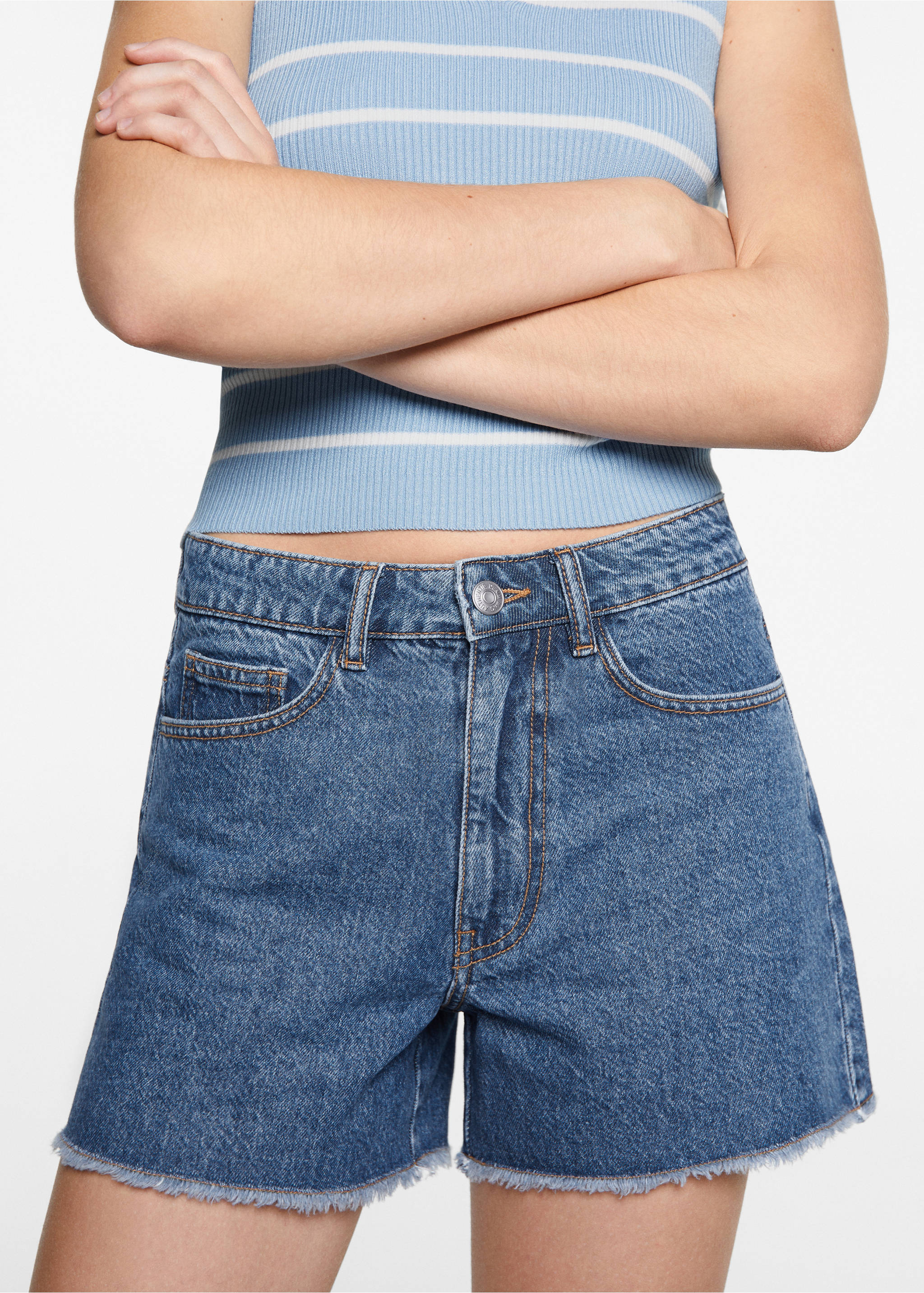 Jeansshorts mit ausgefranstem Saum - Detail des Artikels 6, Mittelblau. Ref: 77090639-00.