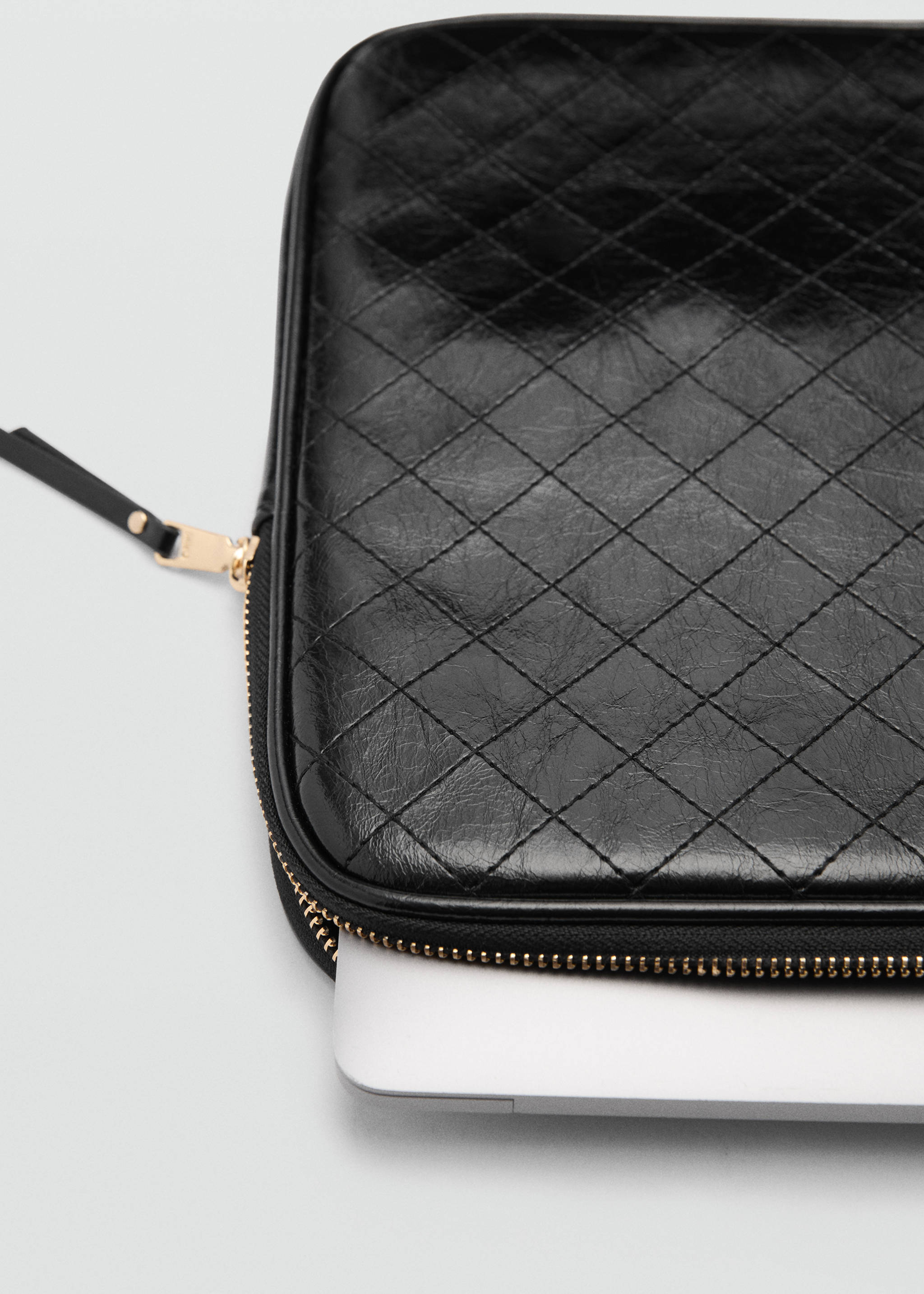 Cover with decorative stitching - Details of the article 1