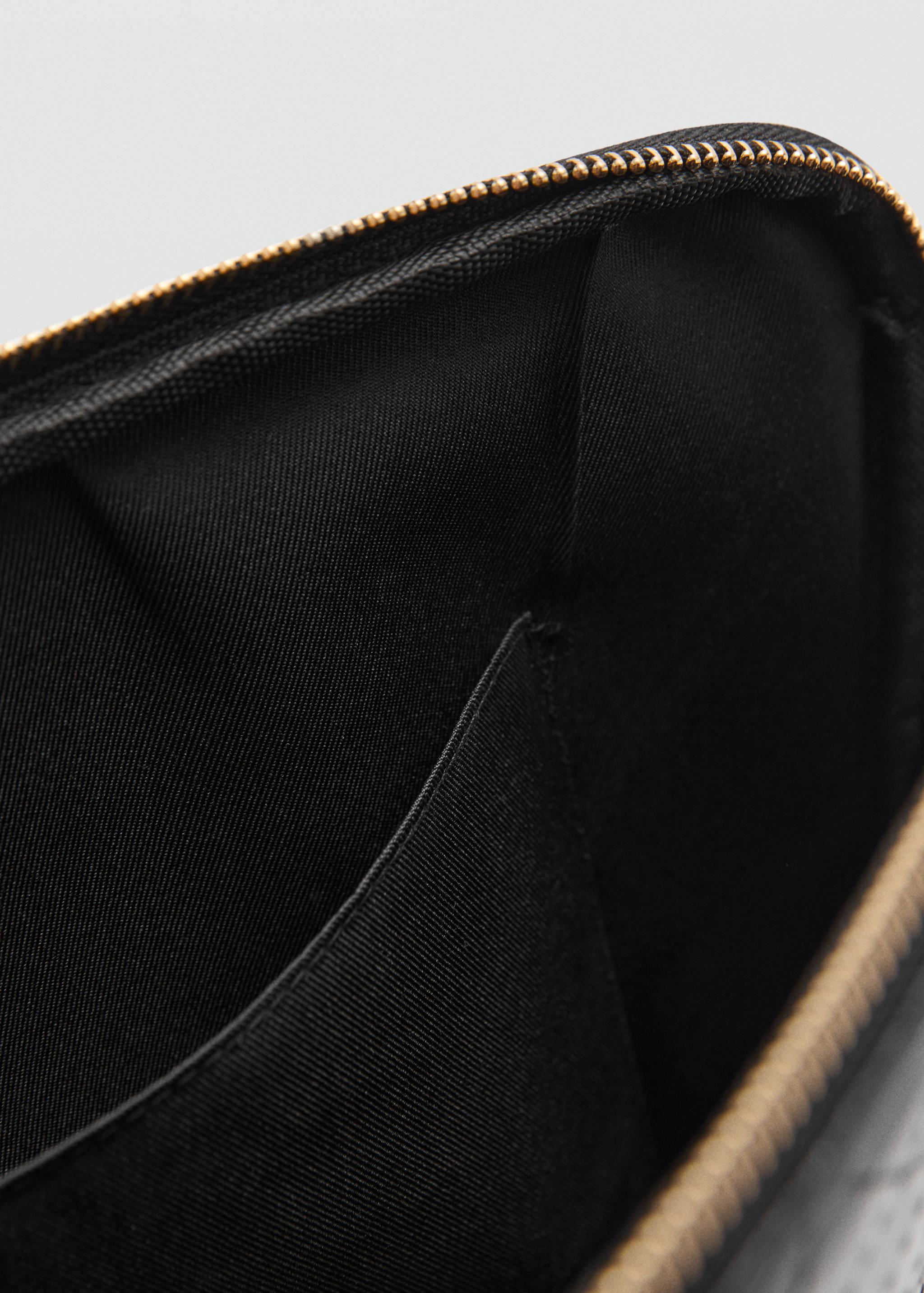 Cover with decorative stitching - Details of the article 2