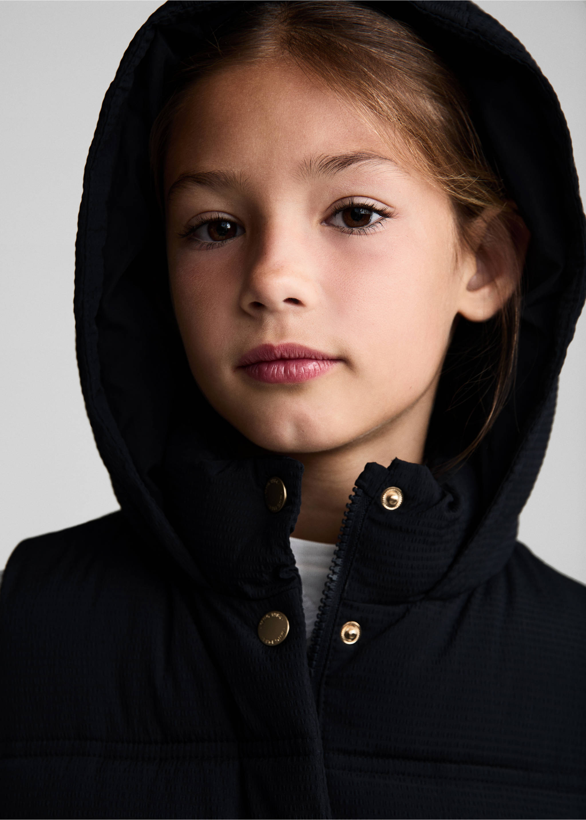 Bodywarmer met capuchon - Detail van het artikel 1, Donkermarine. Ref: 77092539-00.