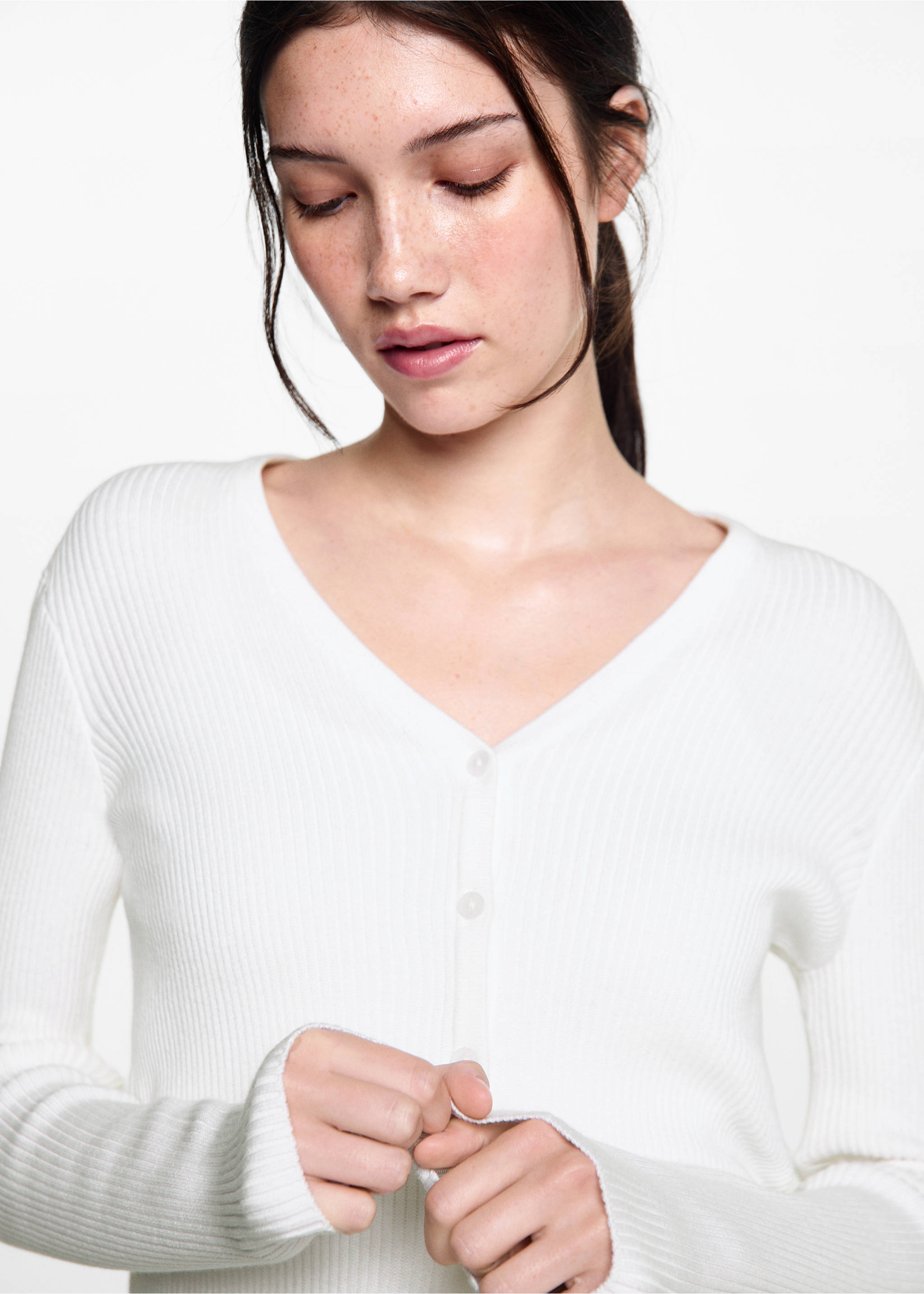 Strickjacke mit Knöpfen - Detail des Artikels 1, Cremeweiß. Ref: 77092932-00.