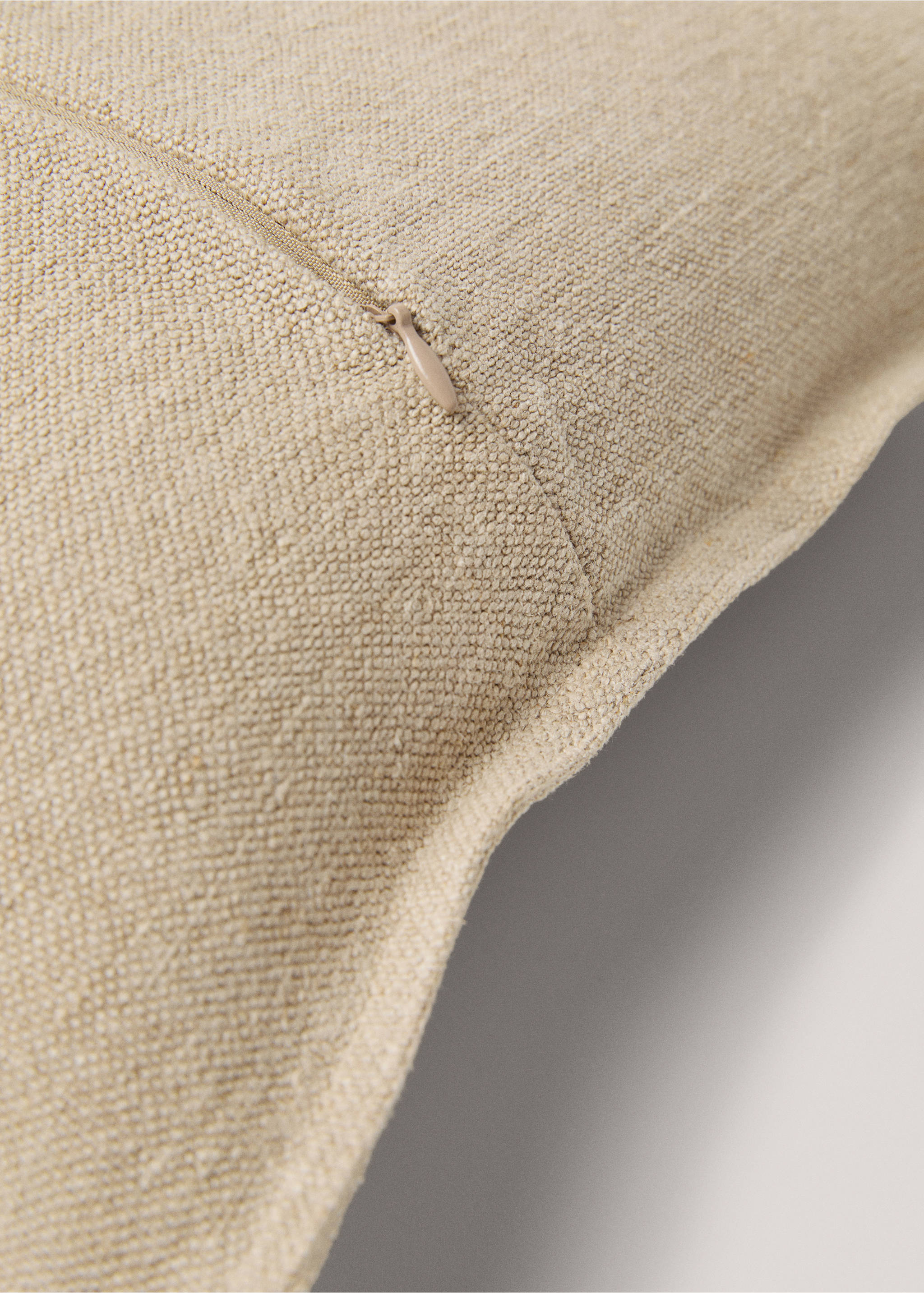 Housse coussin coutures lin 60x60 cm - Détail de l'article 4, Beige. Ref: 77093284-00.