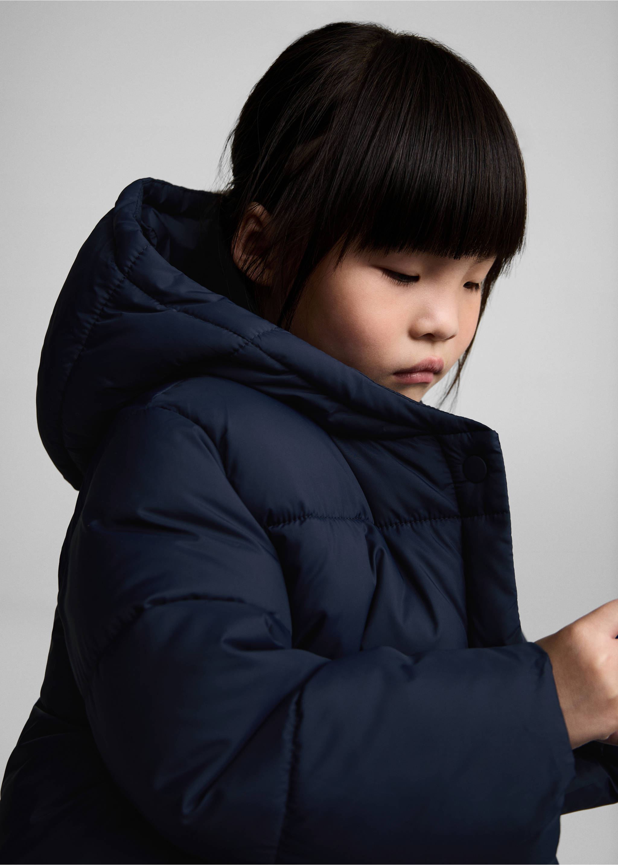 Jachetă matlasată cu glugă - Detaliu al articolului 1, Bleumarin închis. Ref: 77094009-00.