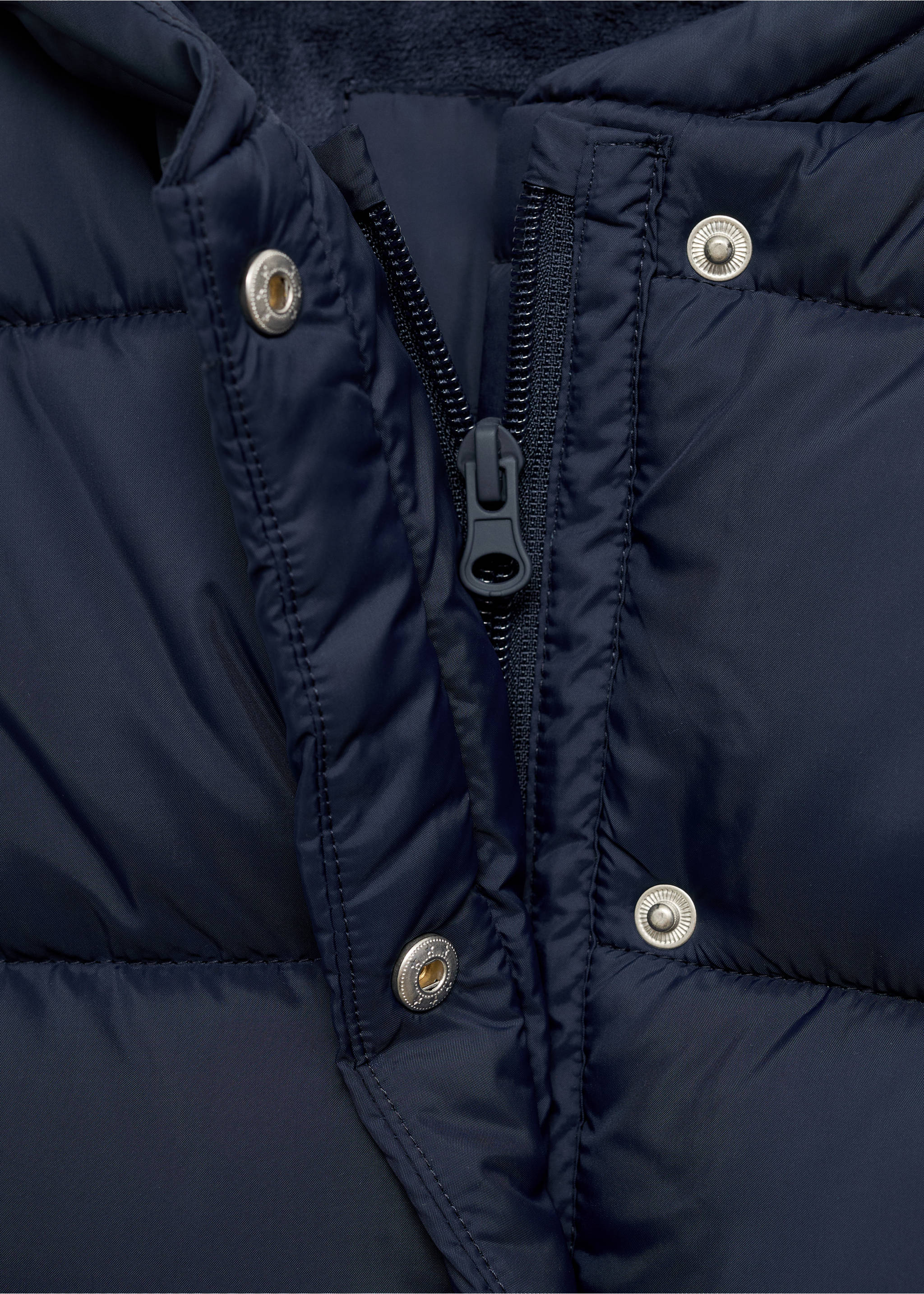 Jachetă matlasată cu glugă - Detaliu al articolului 8, Bleumarin închis. Ref: 77094009-00.