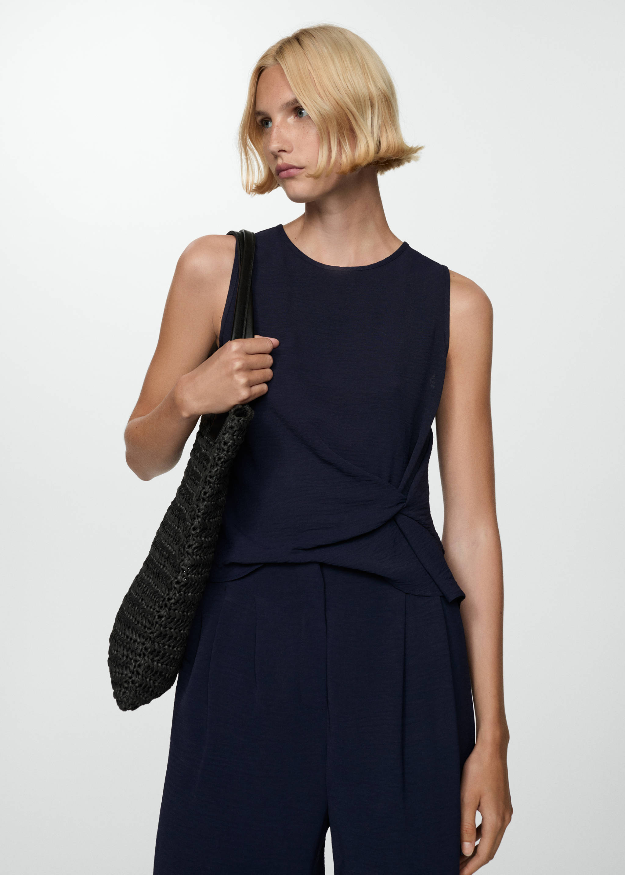 Textured top with knot detail - Medium plane