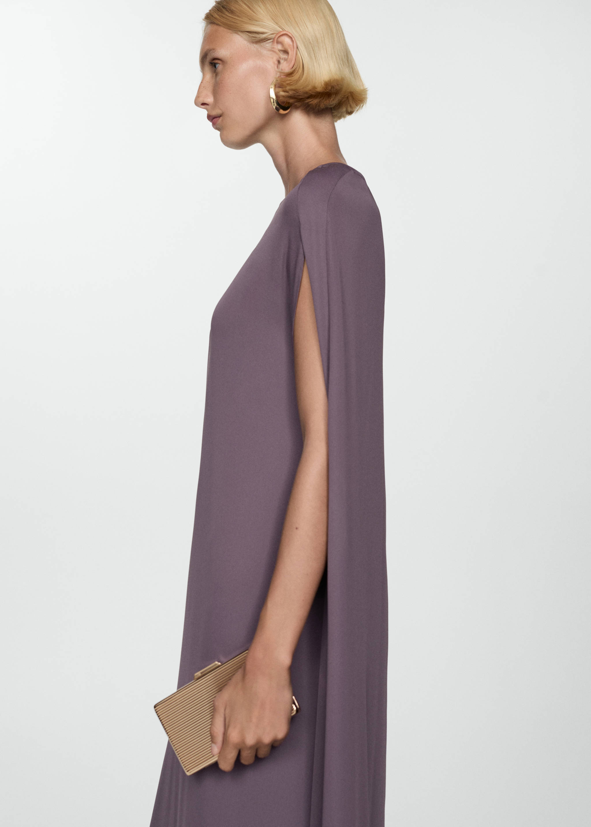 Vestido aberturas mangas - Plano medio